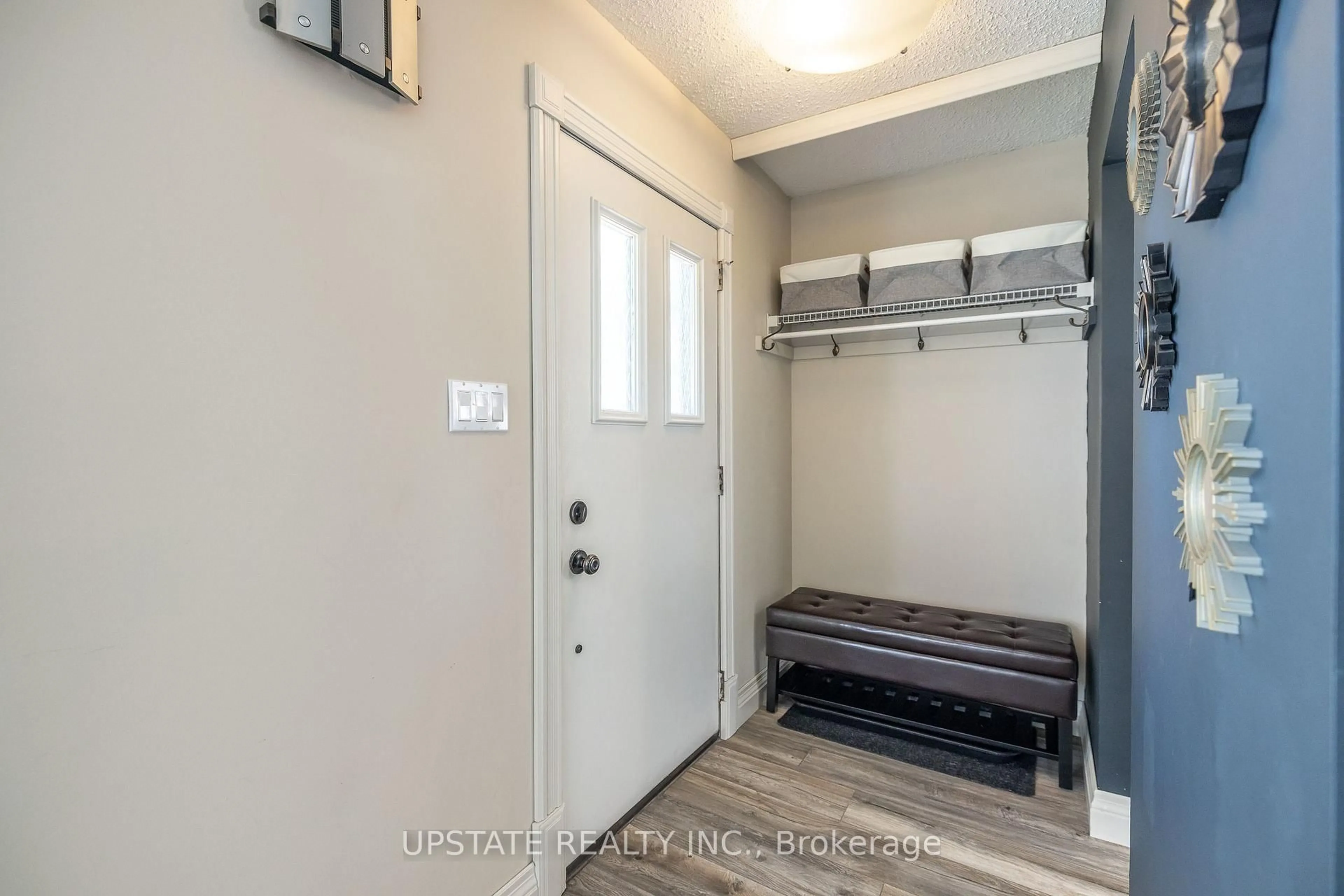 Indoor entryway for 277 Heritage Dr, Kitchener Ontario N2B 3A9
