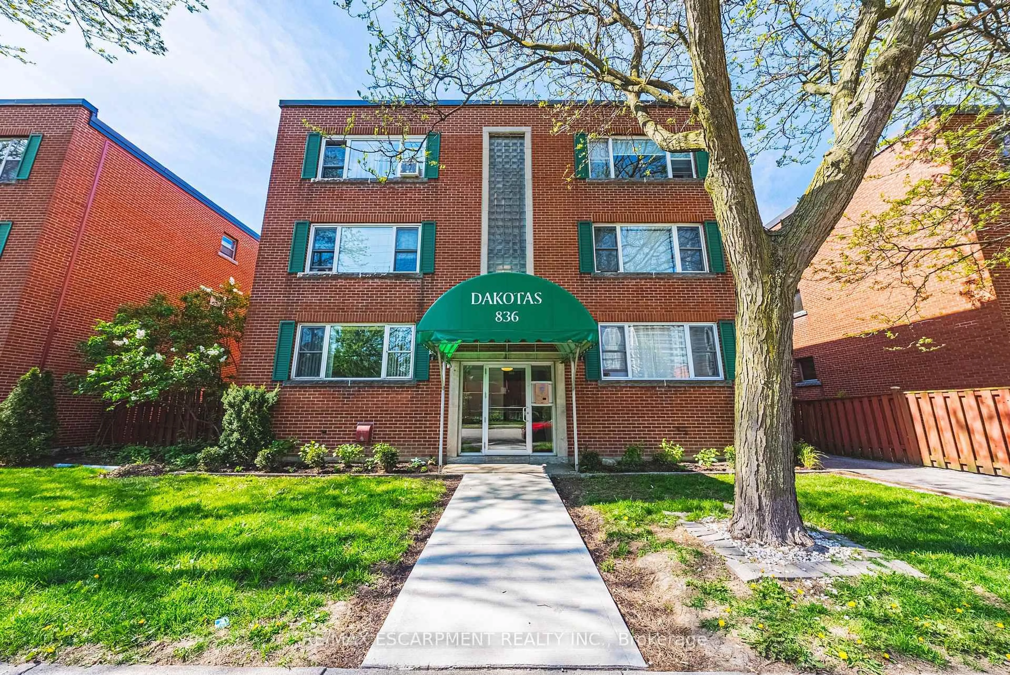 Home with brick exterior material, building for 836 Concession St #208, Hamilton Ontario L8V 1E2