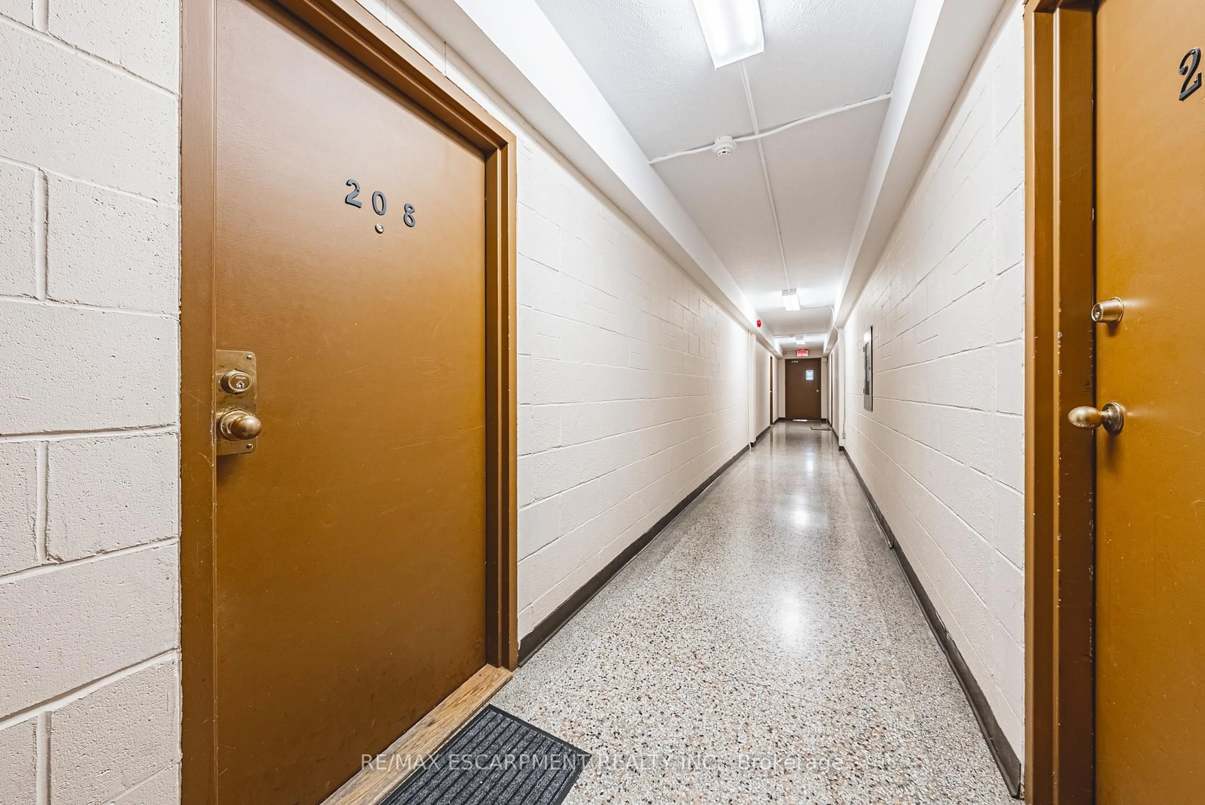 Indoor foyer for 836 Concession St #208, Hamilton Ontario L8V 1E2