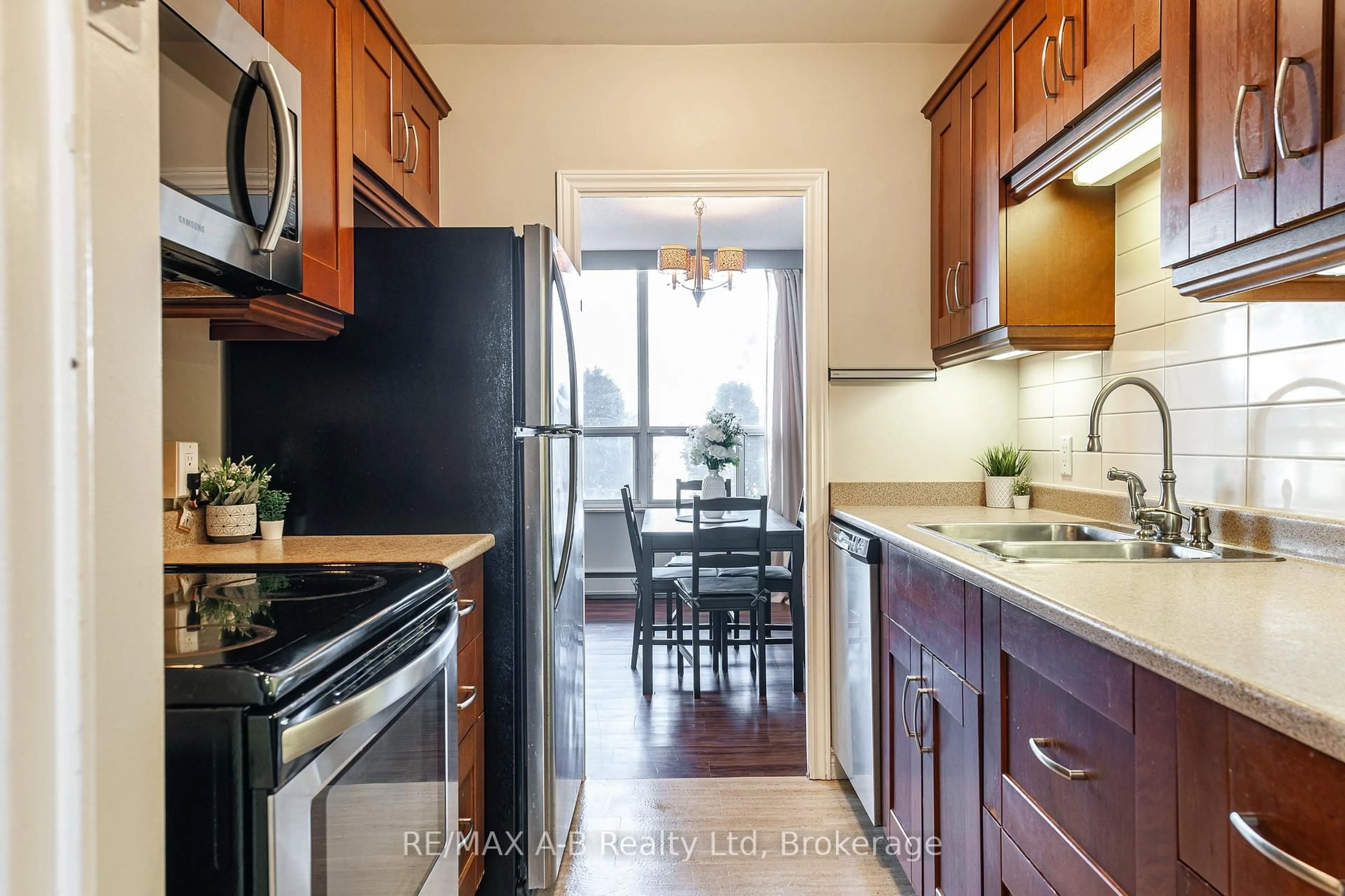 Standard kitchen, unknown for 45 Westmount Rd #102, Waterloo Ontario N2L 2R3