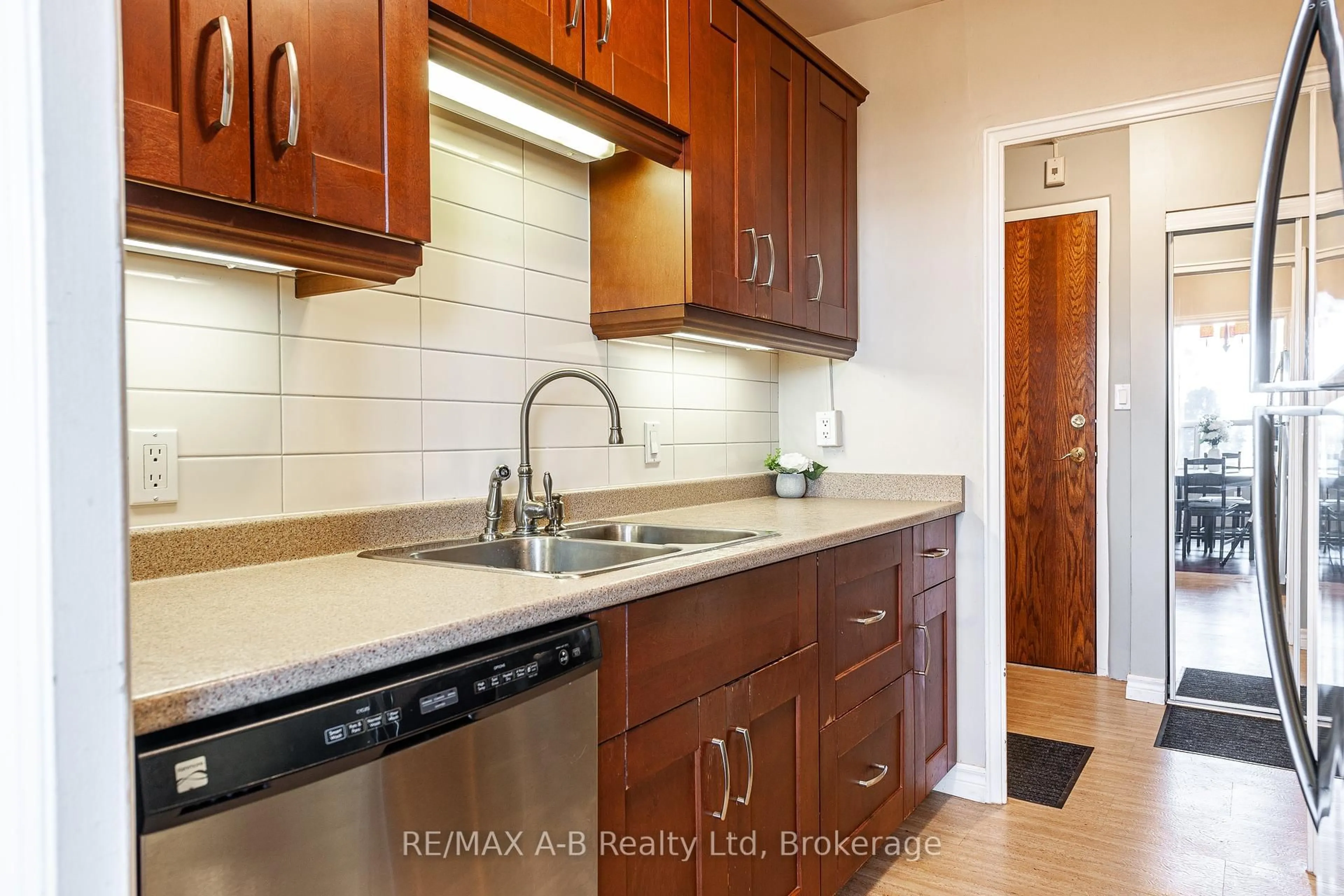 Standard kitchen, ceramic/tile floor for 45 Westmount Rd #102, Waterloo Ontario N2L 2R3