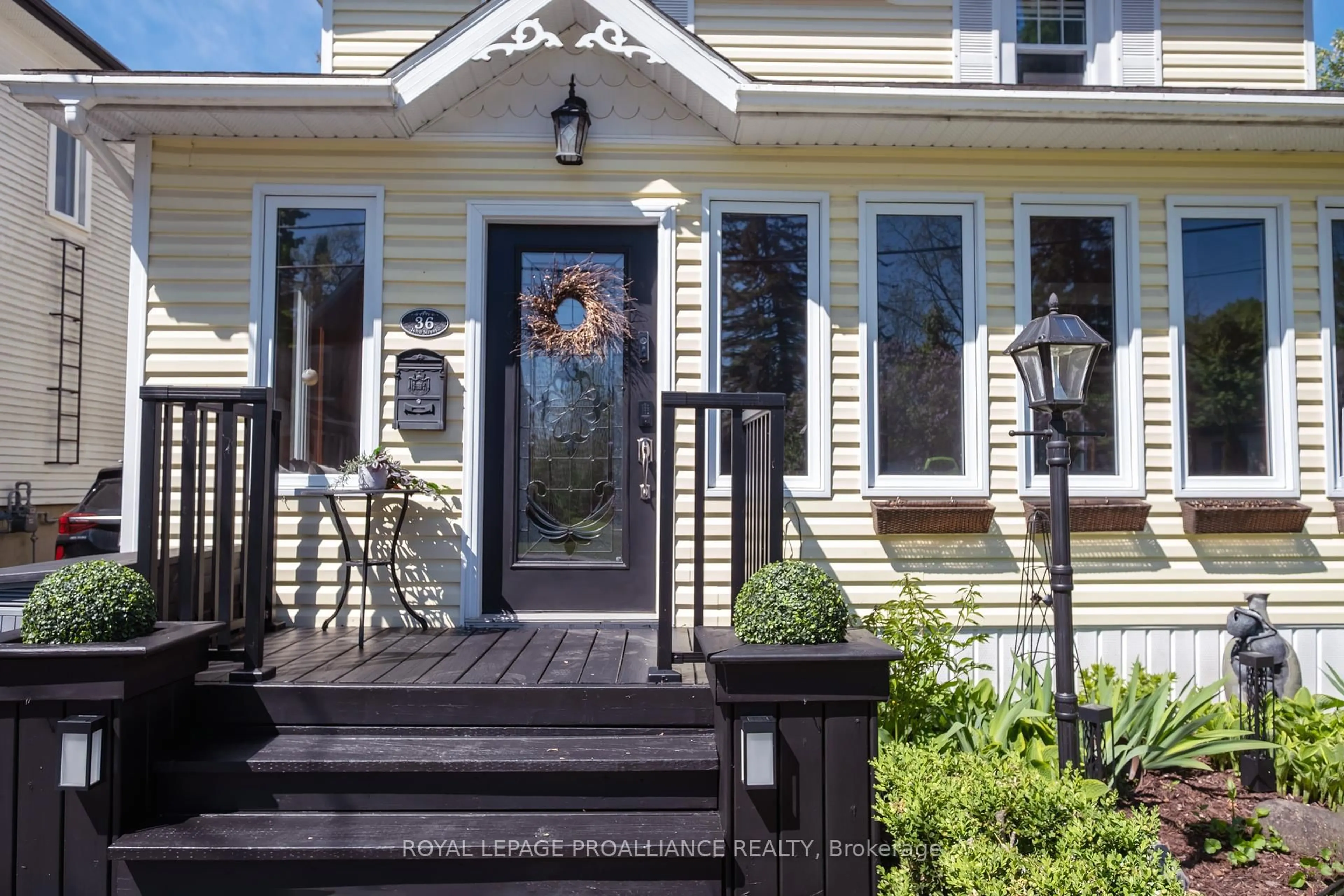 Unknown for 36 John St, Stirling Ontario K0K 3E0