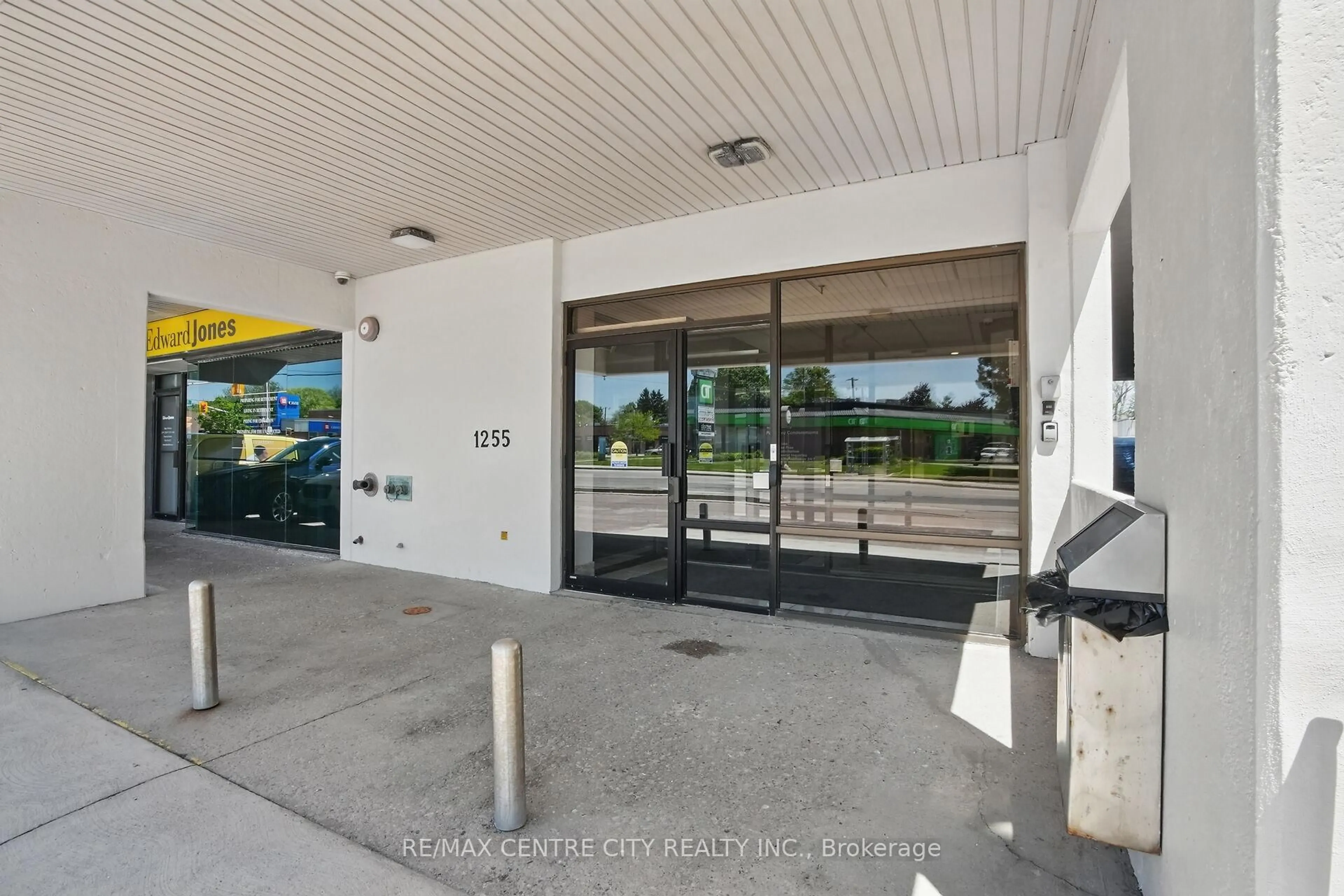 Indoor foyer for 1255 COMMISSIONERS Rd #703, London South Ontario N6K 3N5