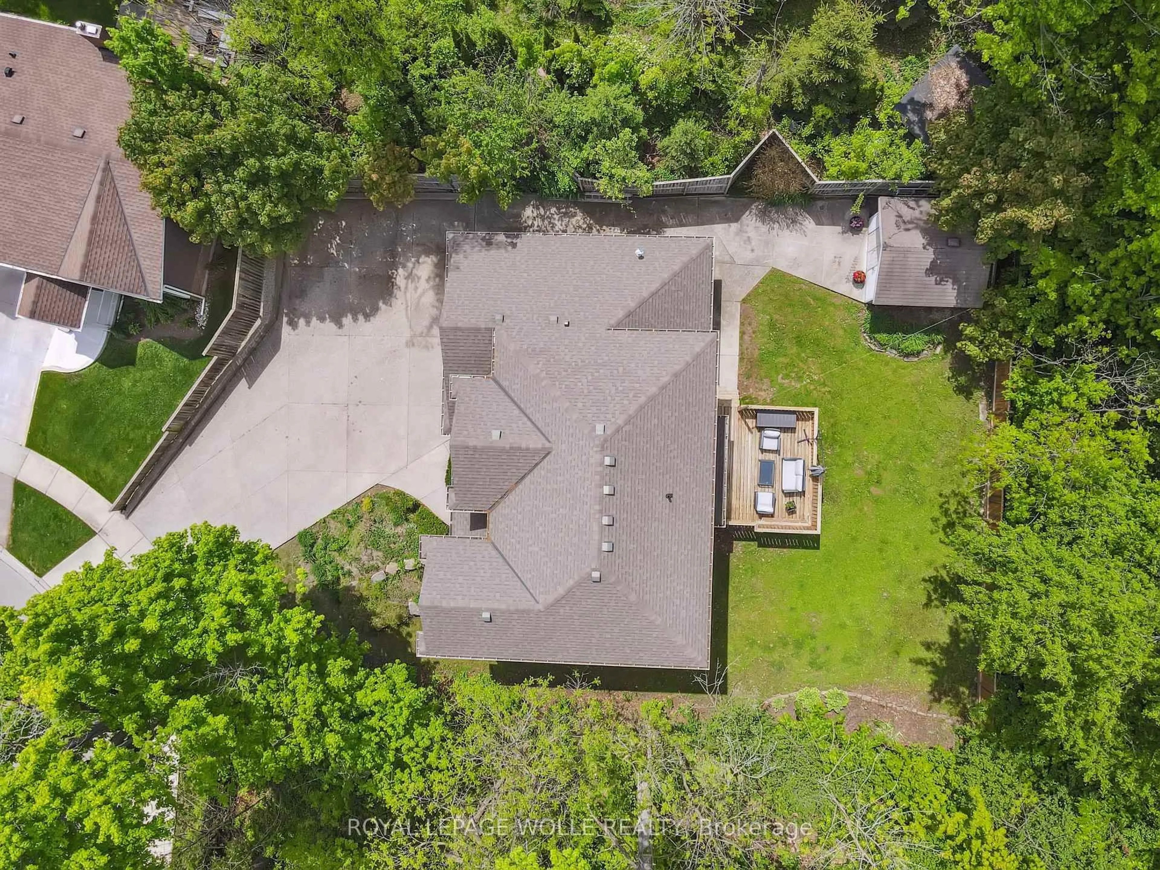 A pic from outside/outdoor area/front of a property/back of a property/a pic from drone, street for 35 Dayman Crt, Kitchener Ontario N2M 3A1
