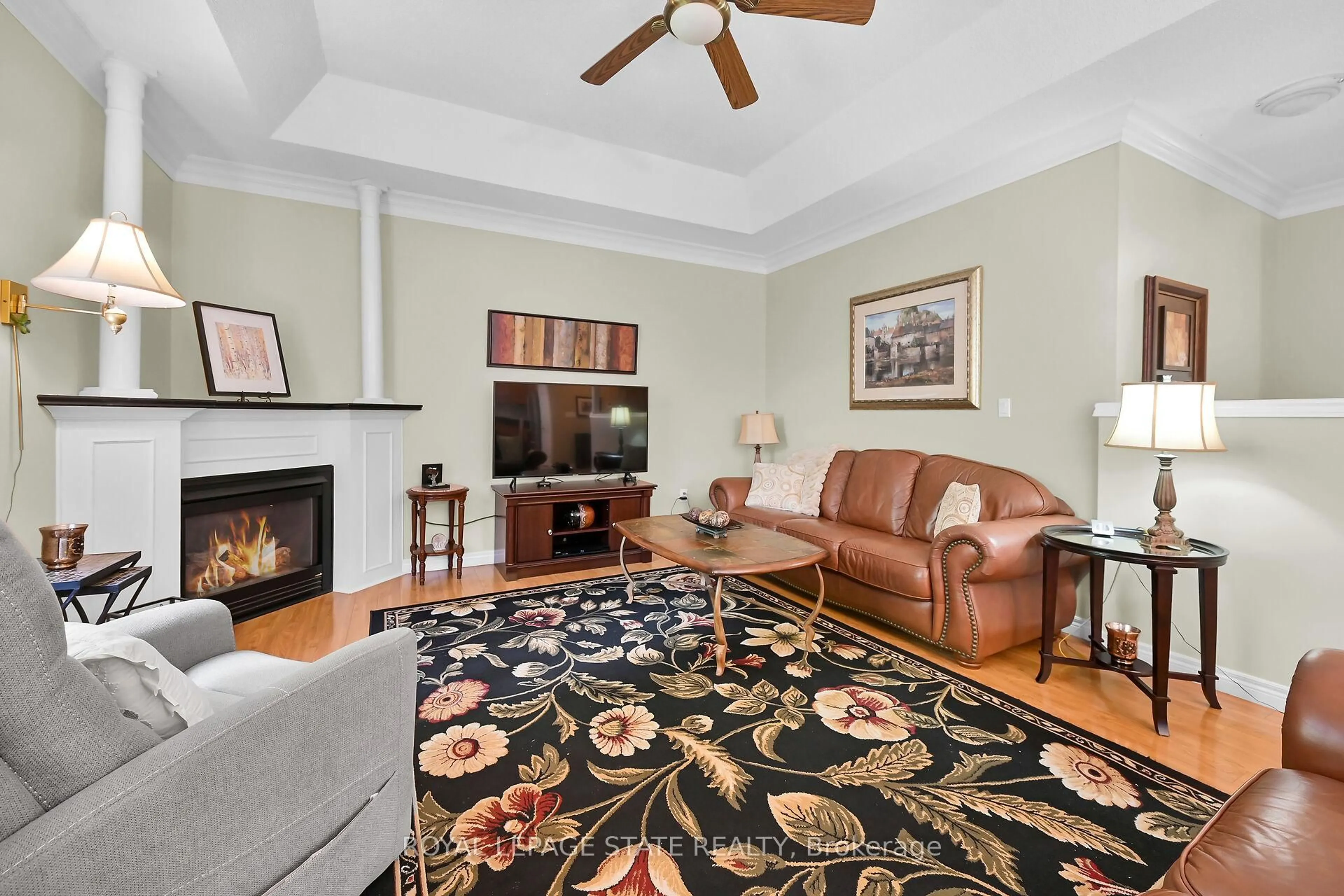 Living room with furniture, carpet floor for 95 Northernbreeze St, Hamilton Ontario L0R 1W0