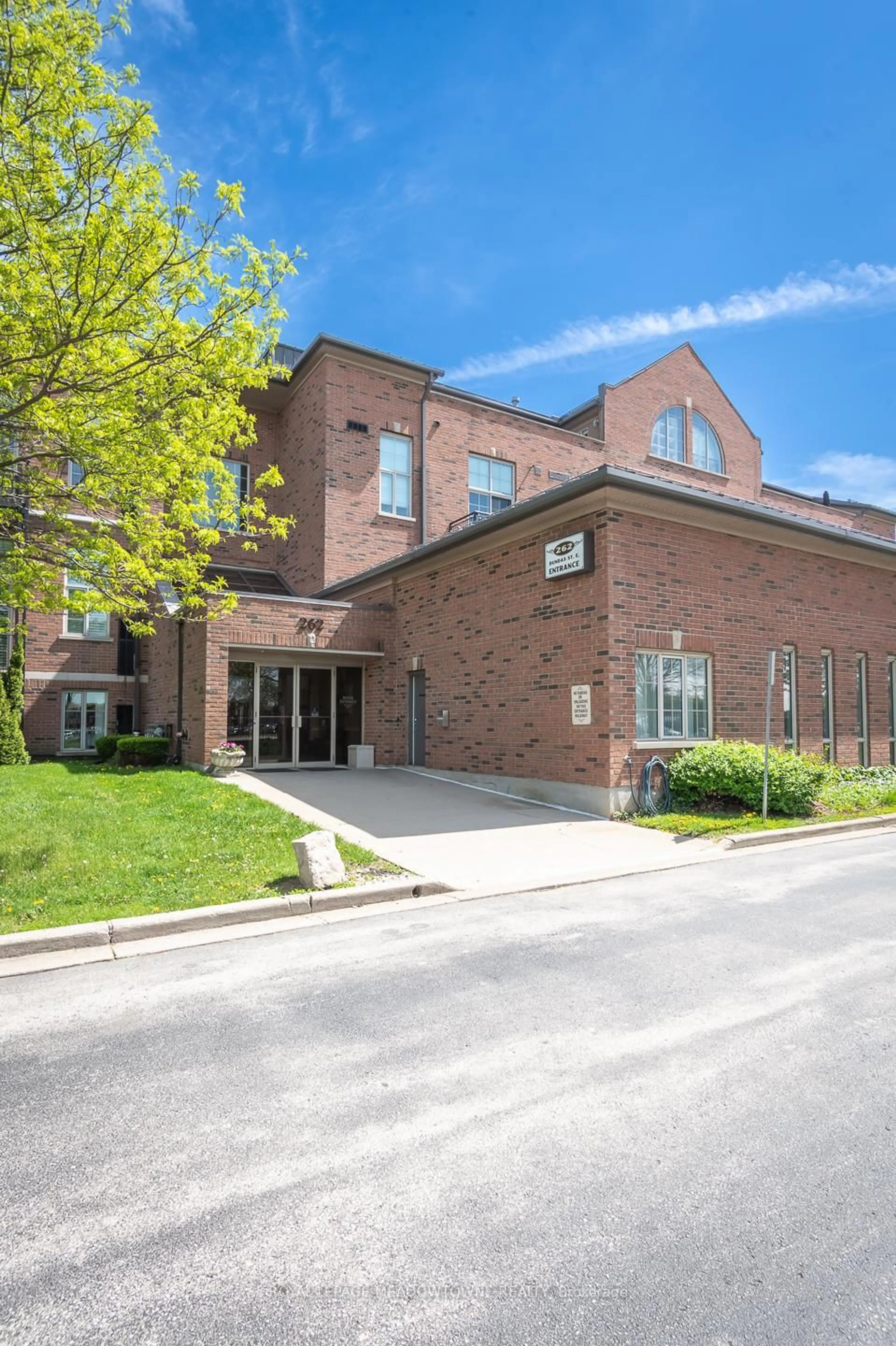 Indoor foyer for 262 Dundas St #318, Hamilton Ontario L8B 1A9