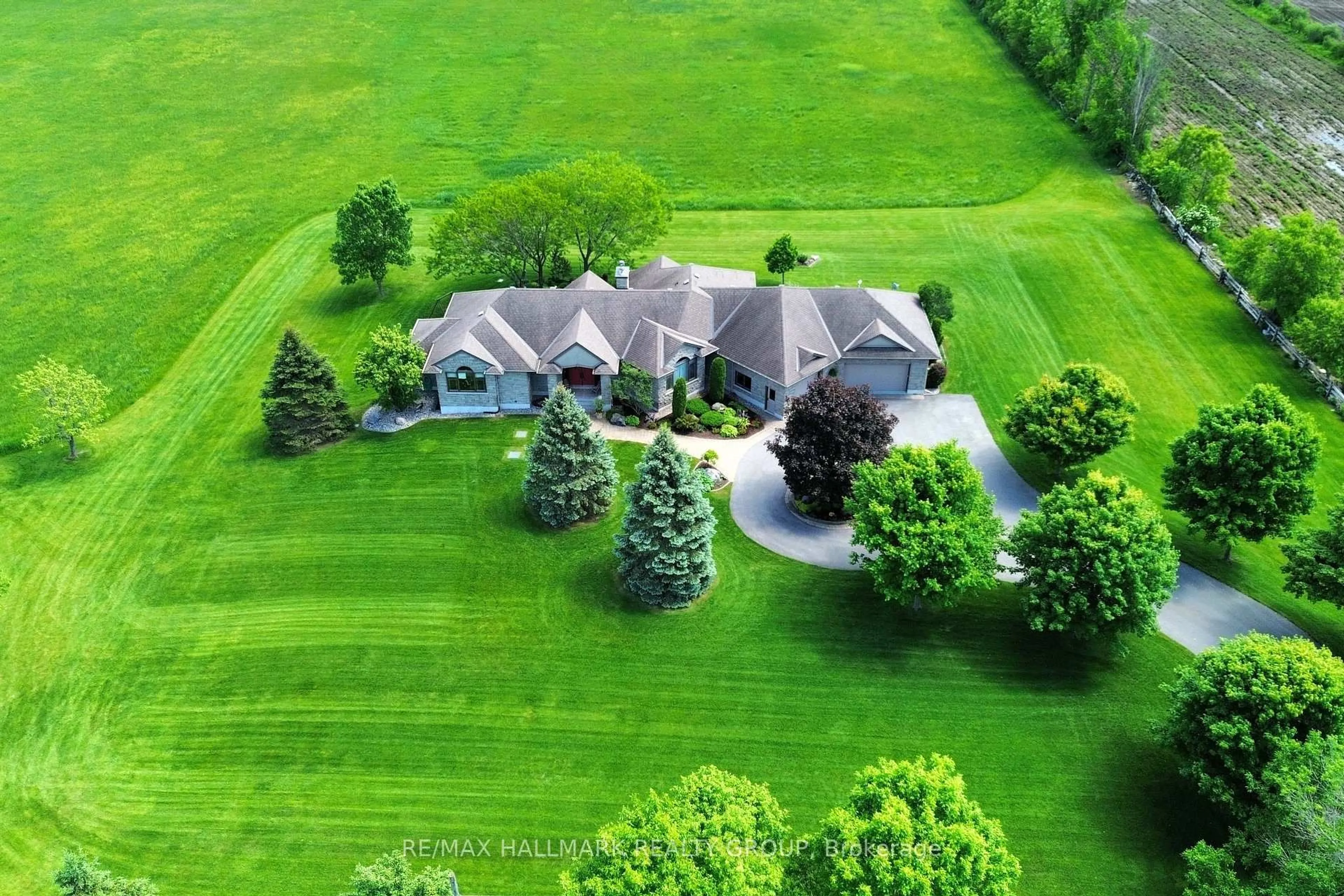 A pic from outside/outdoor area/front of a property/back of a property/a pic from drone, unknown for 6980 Mansfield Rd, Ottawa Ontario K2S 1B8