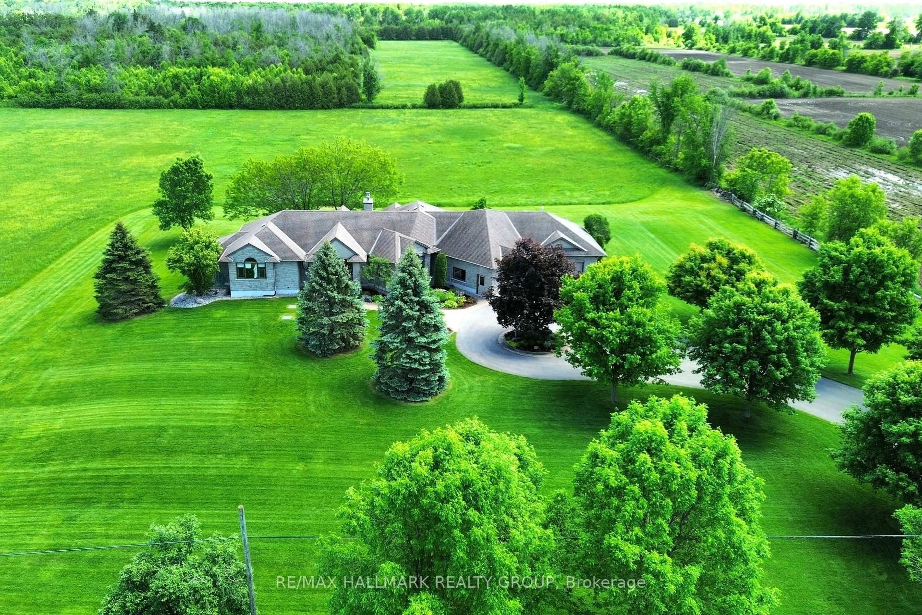 A pic from outside/outdoor area/front of a property/back of a property/a pic from drone, unknown for 6980 Mansfield Rd, Ottawa Ontario K2S 1B8