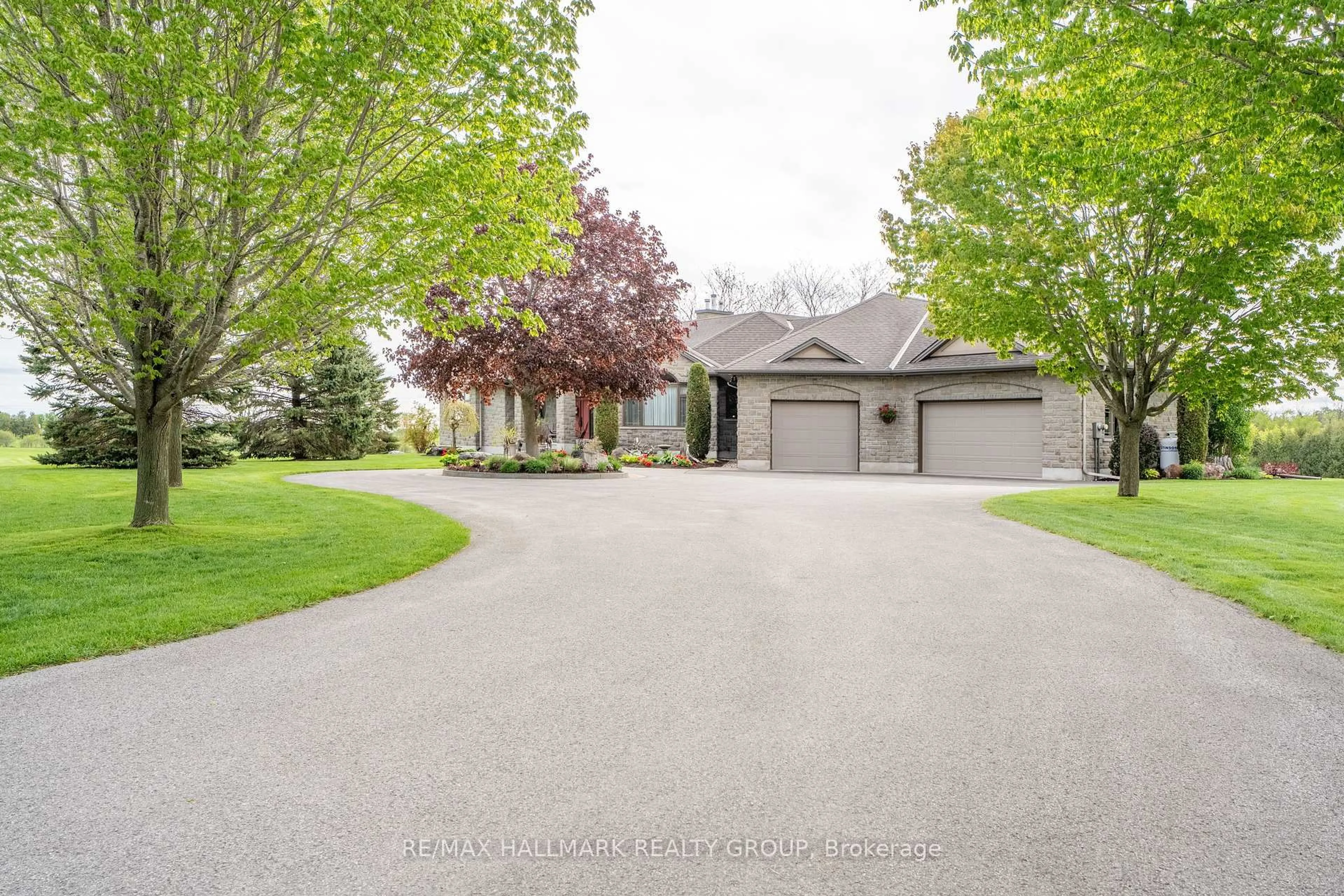 A pic from outside/outdoor area/front of a property/back of a property/a pic from drone, street for 6980 Mansfield Rd, Ottawa Ontario K2S 1B8