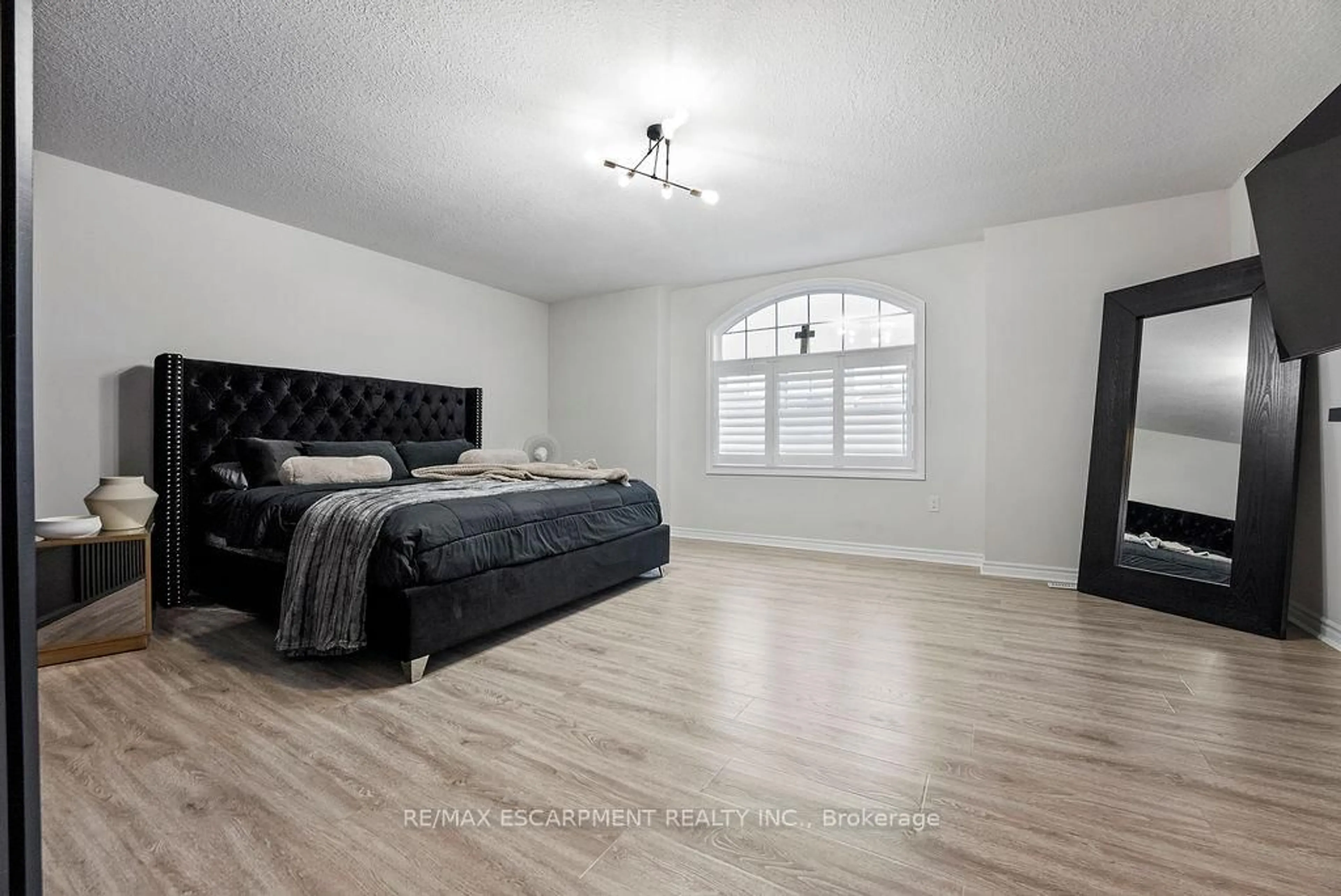 A pic of a room for 12 Ascoli Dr, Hamilton Ontario L9B 0H8