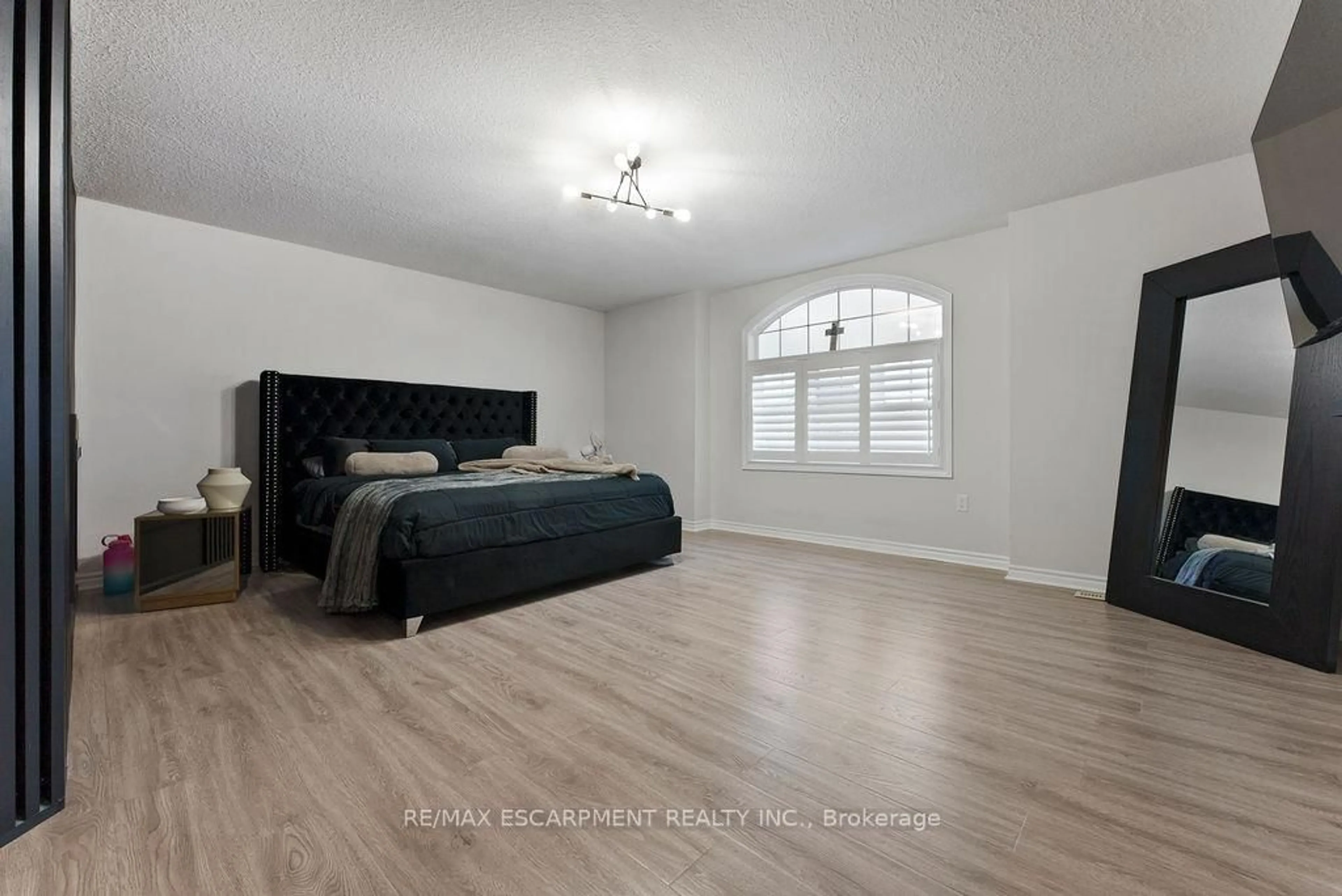 A pic of a room for 12 Ascoli Dr, Hamilton Ontario L9B 0H8