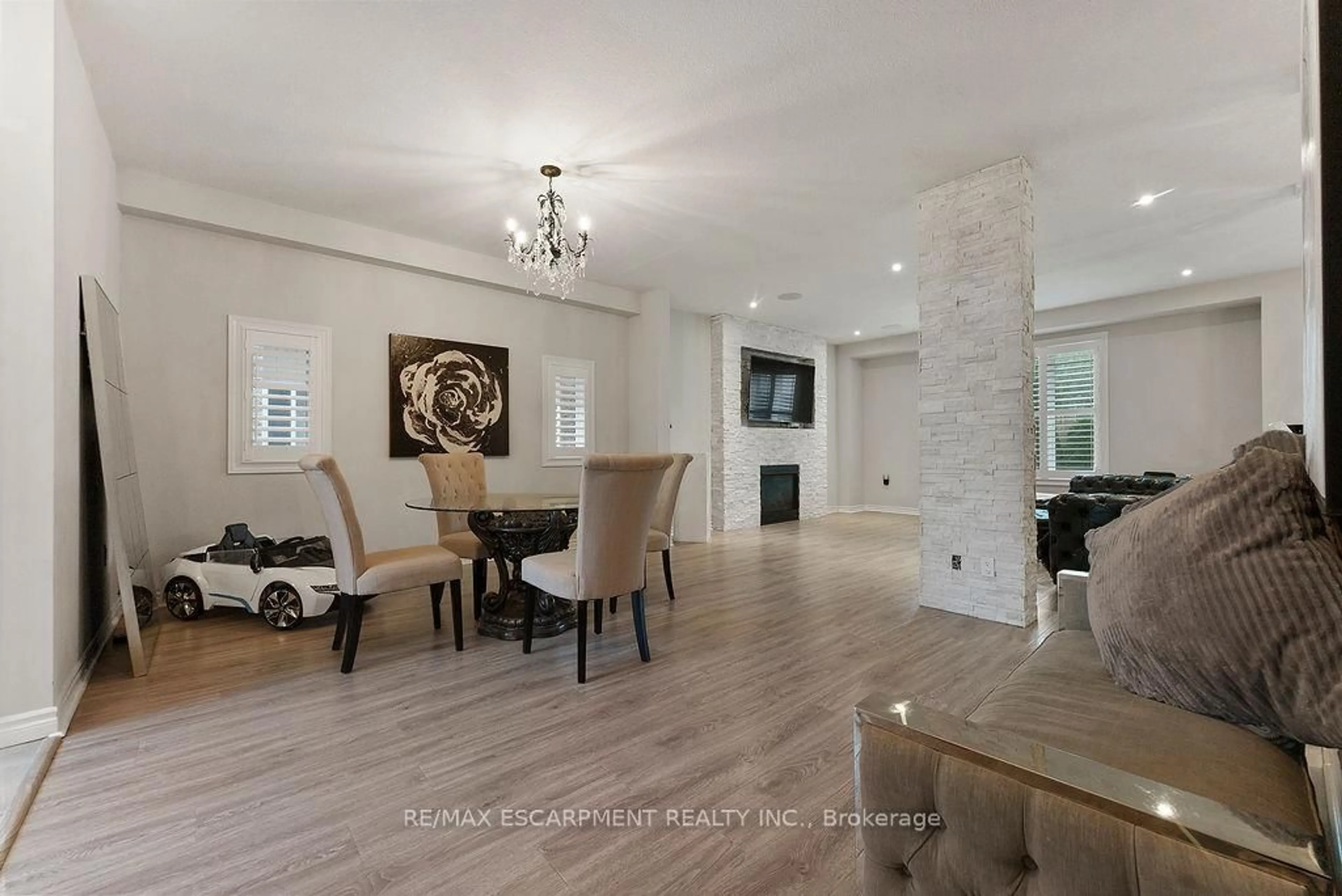 Dining room, ceramic/tile floor for 12 Ascoli Dr, Hamilton Ontario L9B 0H8
