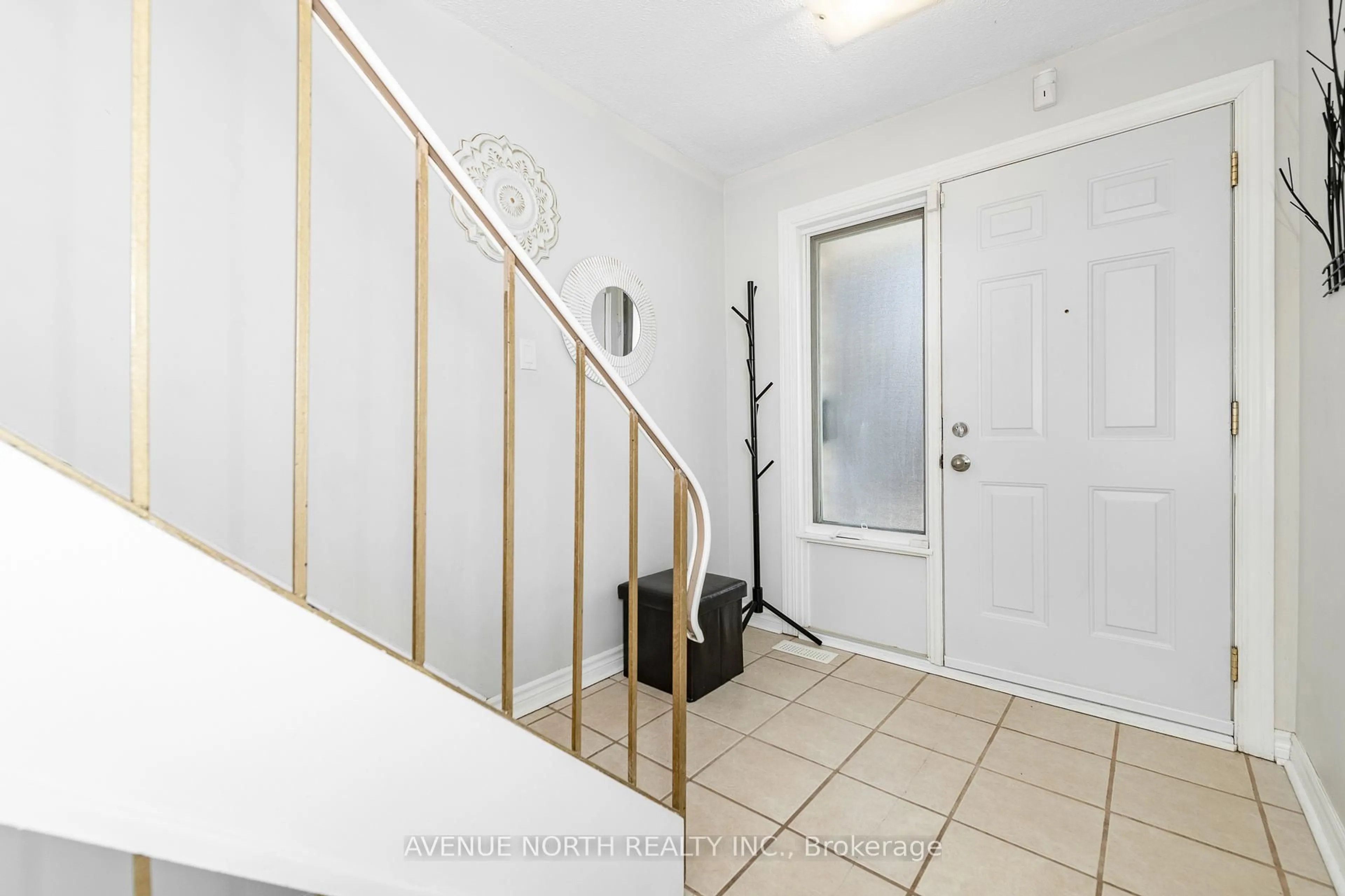 Indoor foyer for 3260 SOUTHGATE Rd #104, Ottawa Ontario K1V 8W9