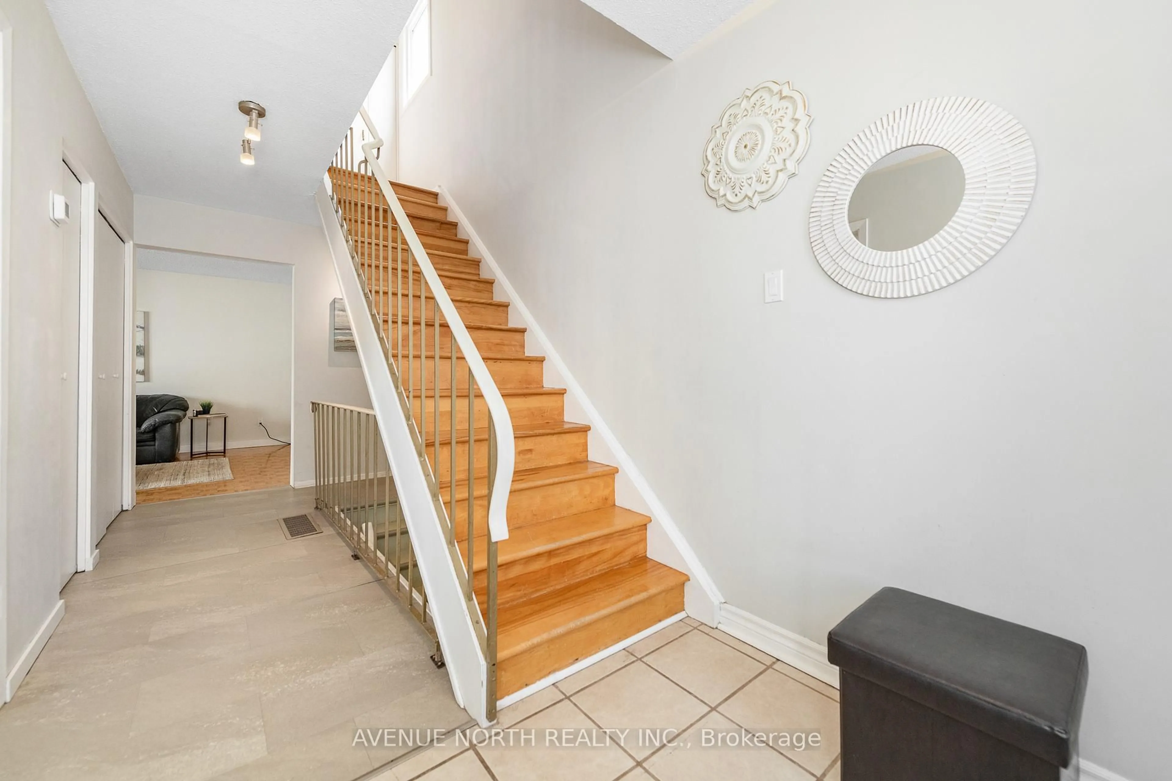Stairs for 3260 SOUTHGATE Rd #104, Ottawa Ontario K1V 8W9