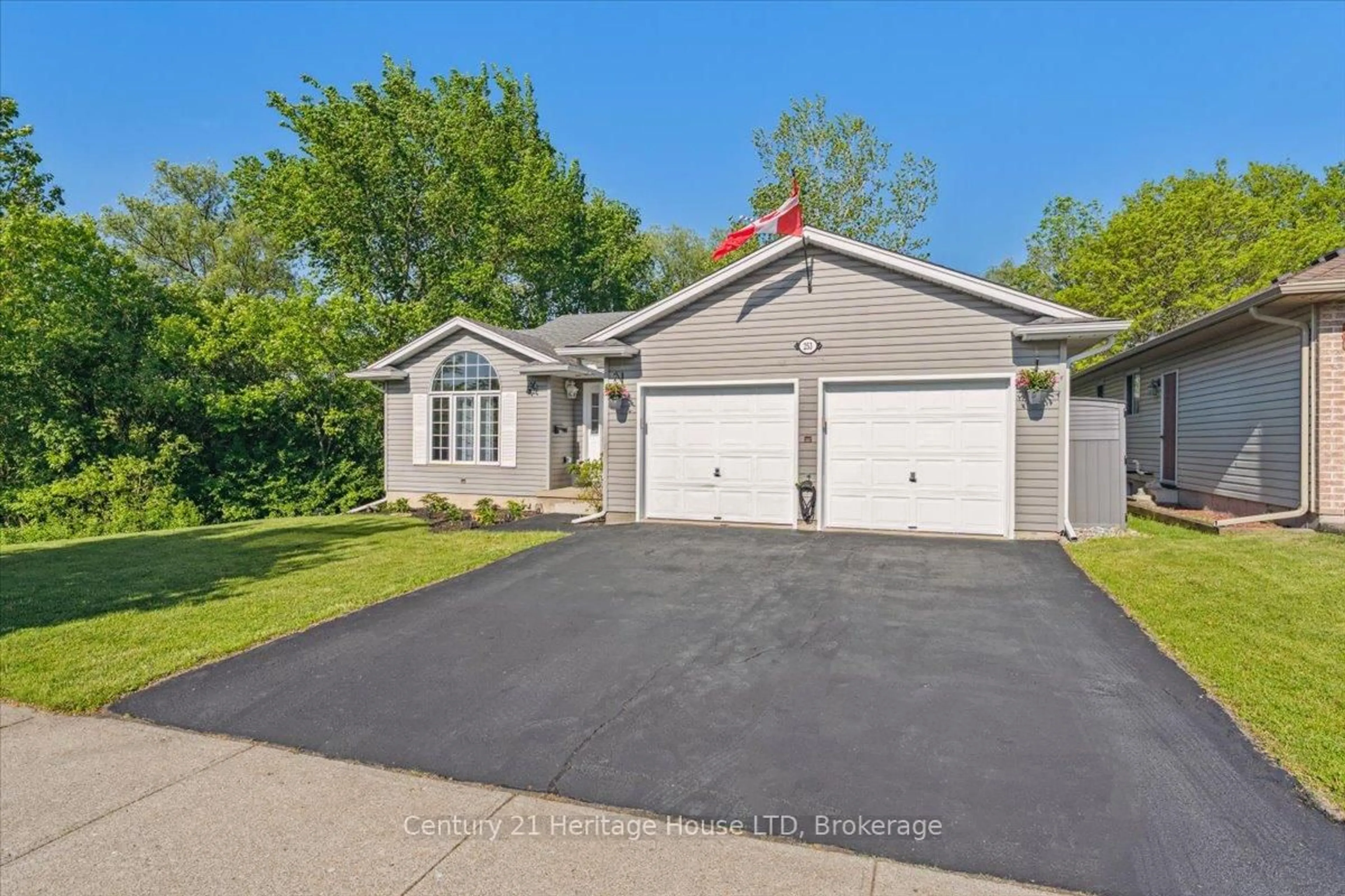 Home with vinyl exterior material, street for 253 St Lawrence Dr, Welland Ontario L3C 7H6