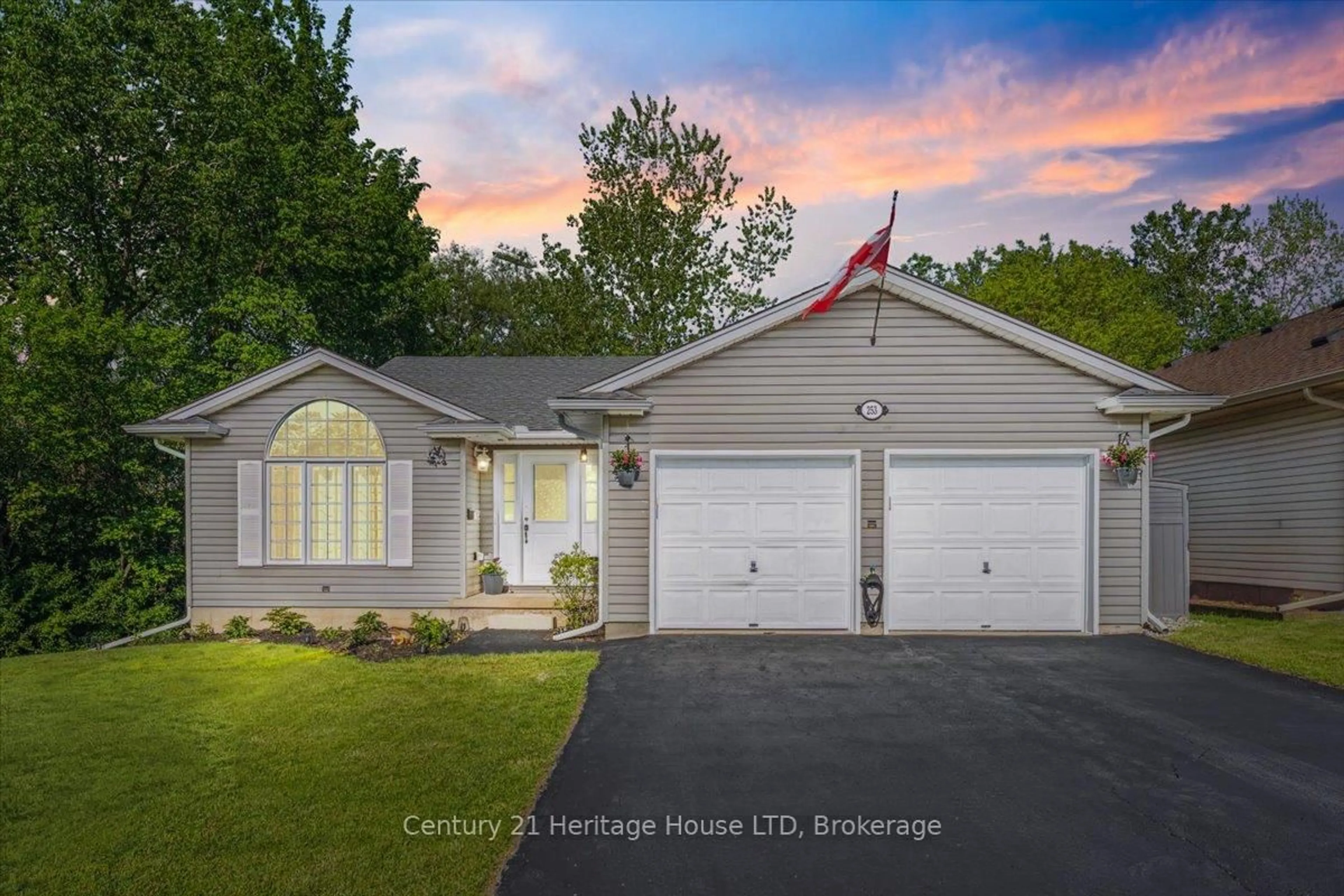 Home with vinyl exterior material, street for 253 St Lawrence Dr, Welland Ontario L3C 7H6