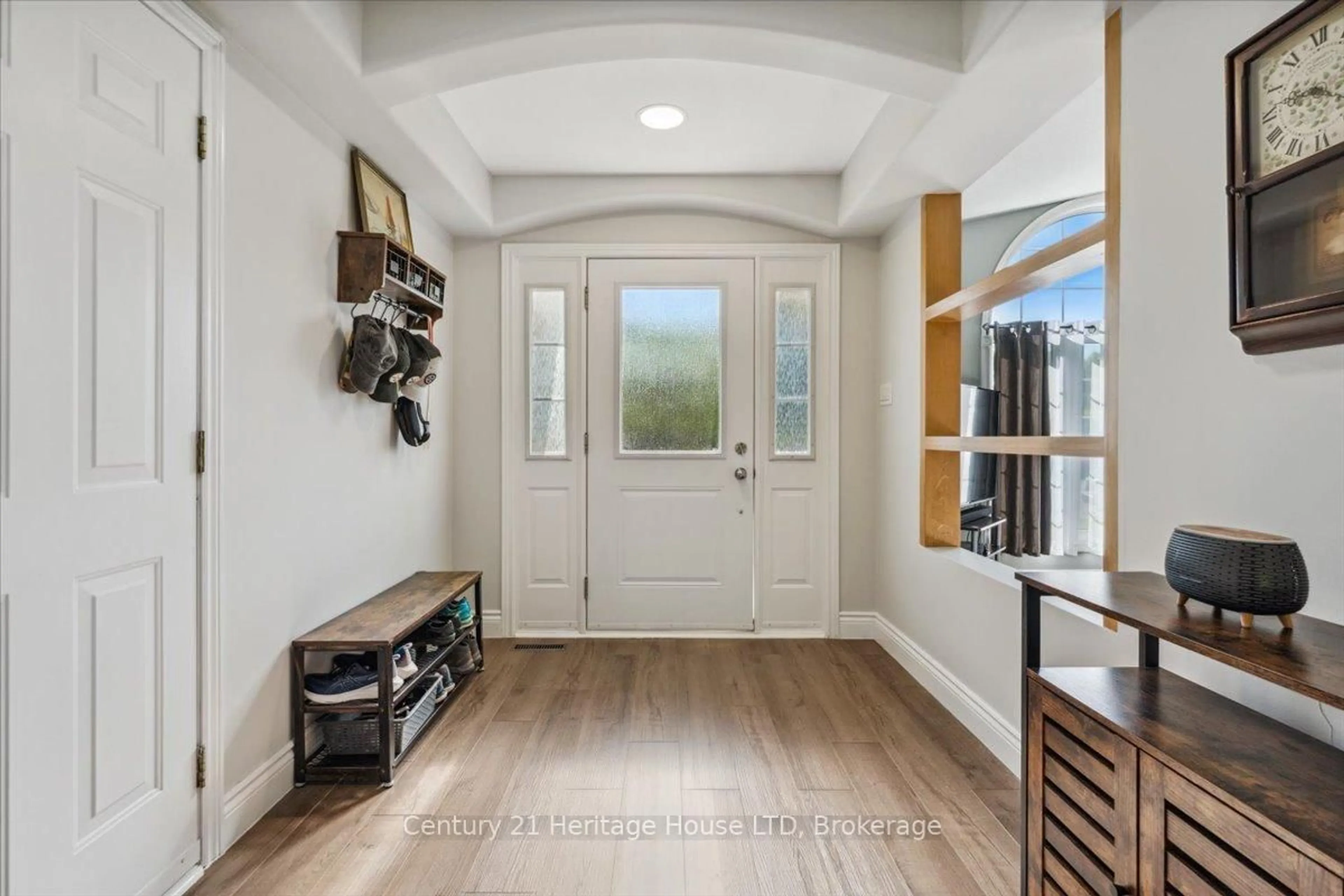 Indoor entryway for 253 St Lawrence Dr, Welland Ontario L3C 7H6