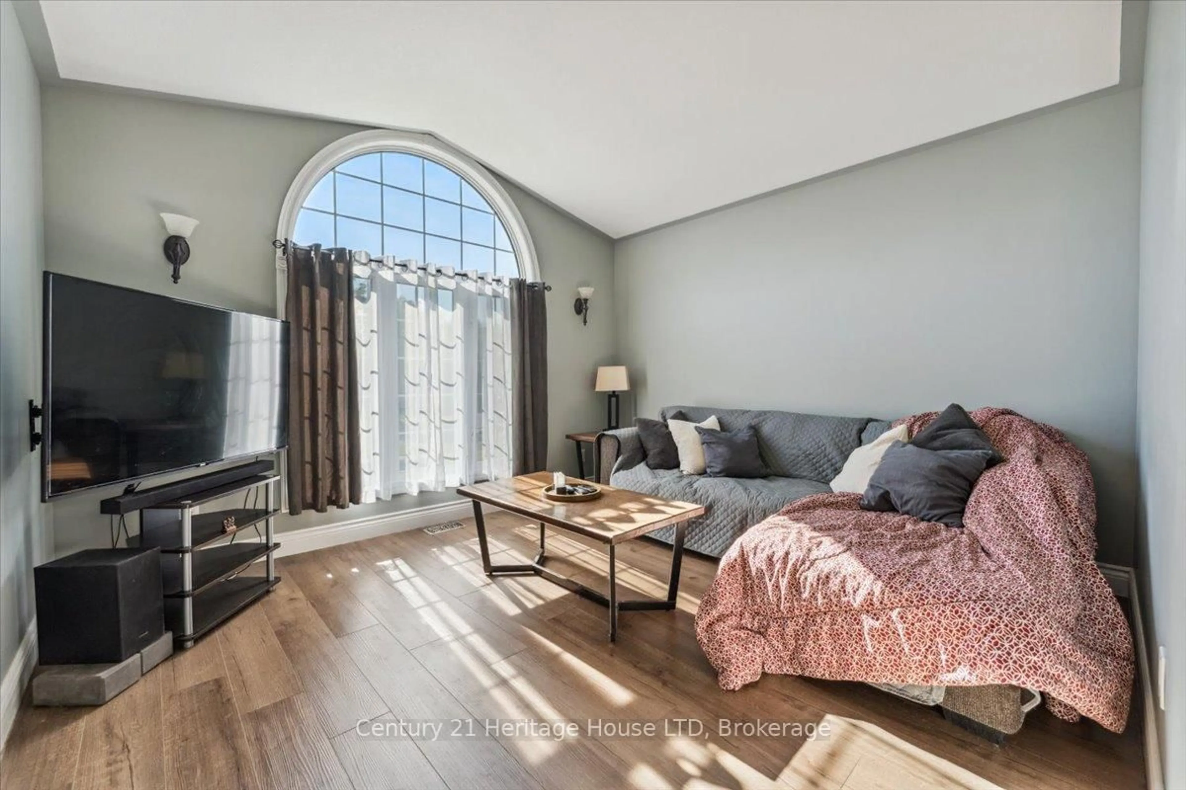 Living room with furniture, unknown for 253 St Lawrence Dr, Welland Ontario L3C 7H6