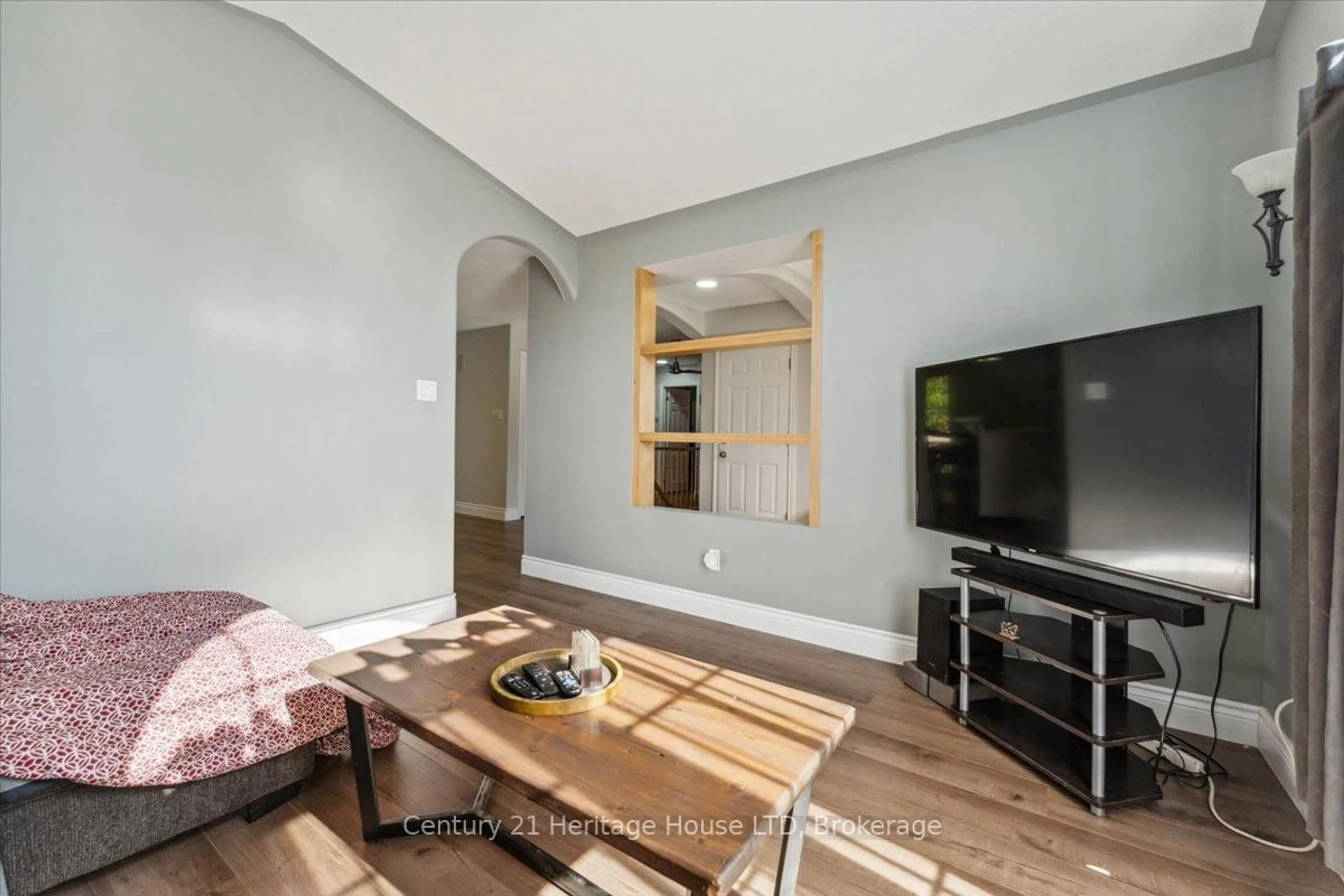 Living room with furniture, unknown for 253 St Lawrence Dr, Welland Ontario L3C 7H6