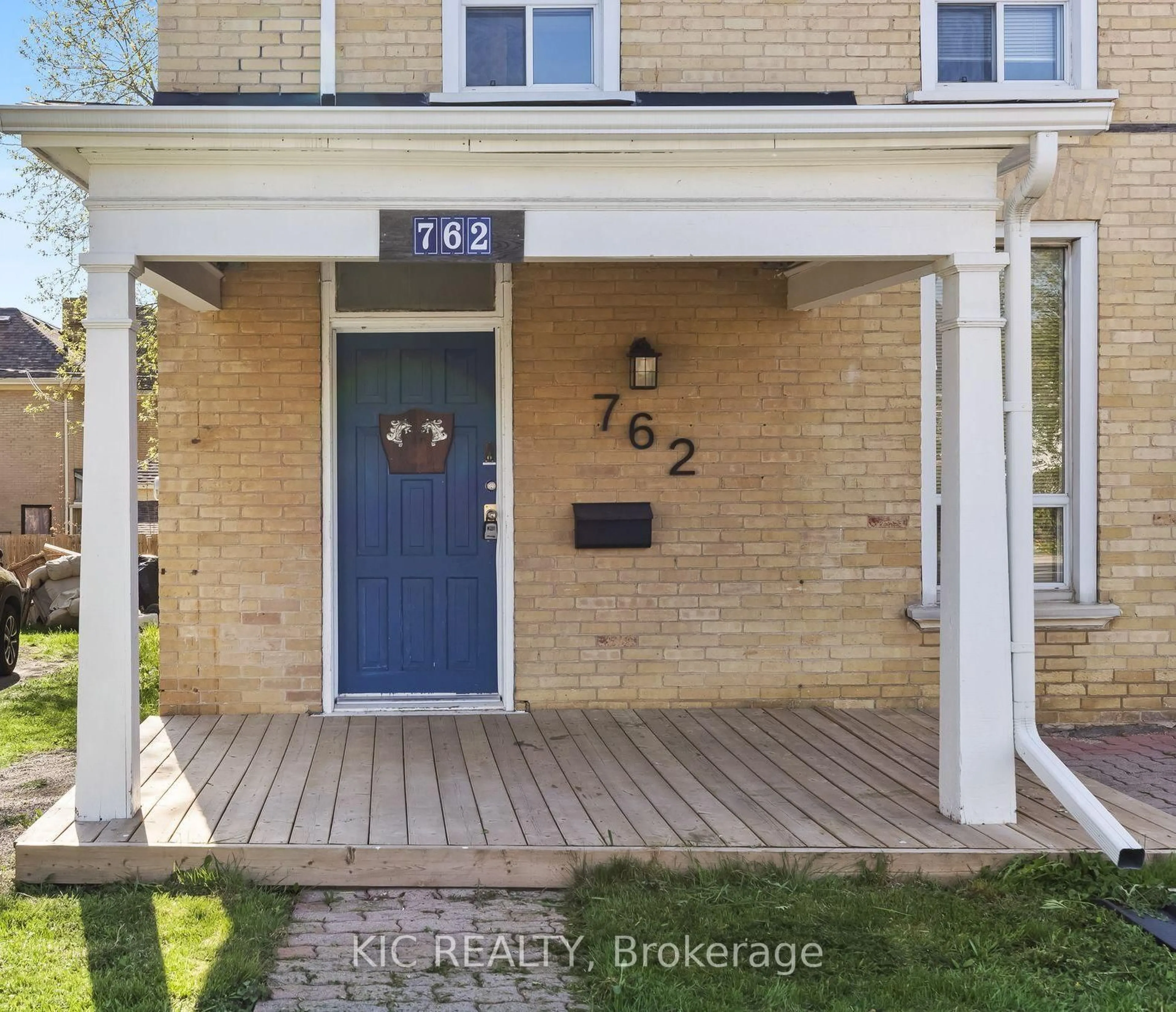 Indoor entryway for 762 Water St, Peterborough North Ontario K9H 3N6