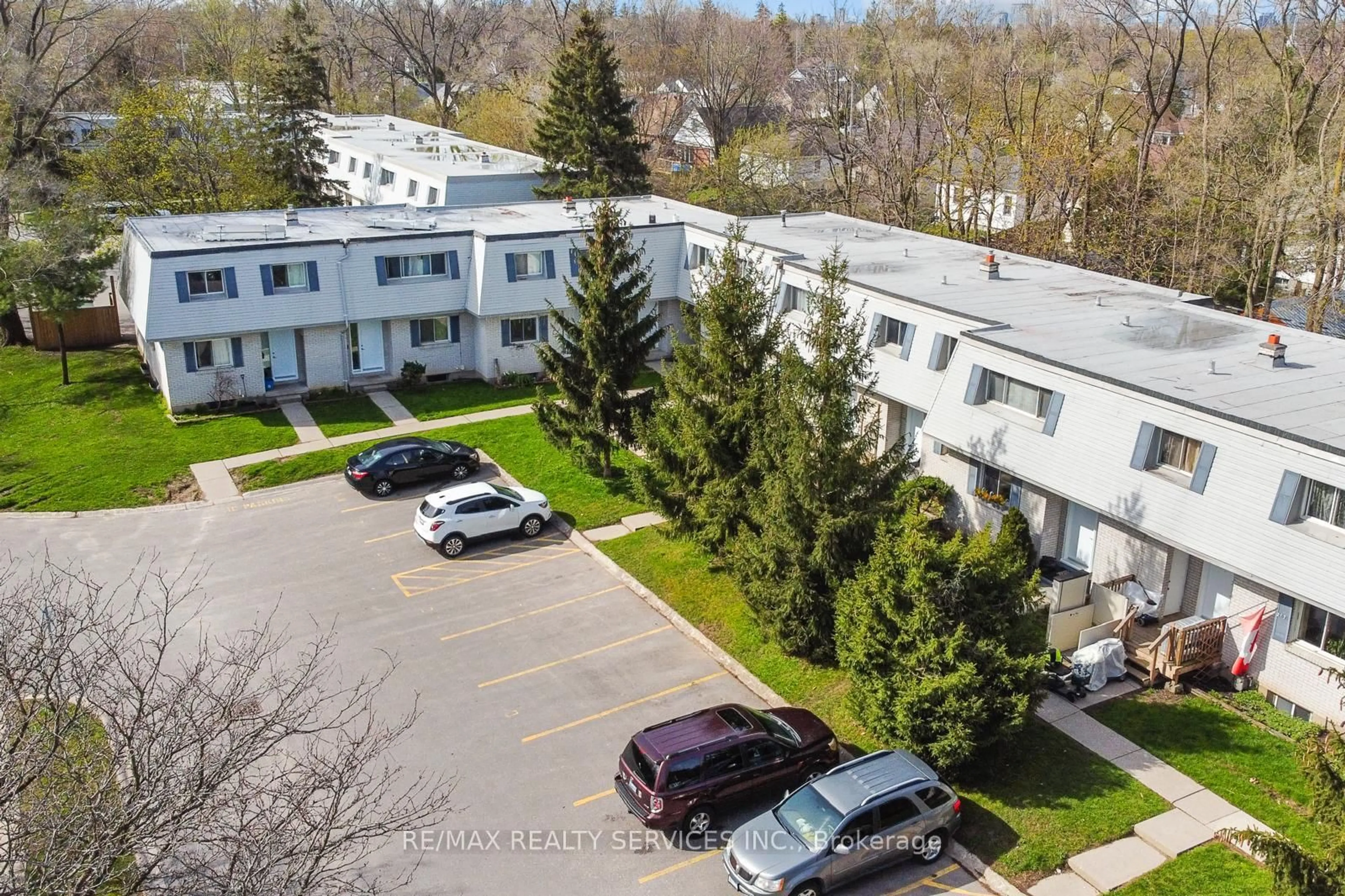 A pic from outside/outdoor area/front of a property/back of a property/a pic from drone, unknown for 205 Boullee St #26, London East Ontario N5Y 1T9