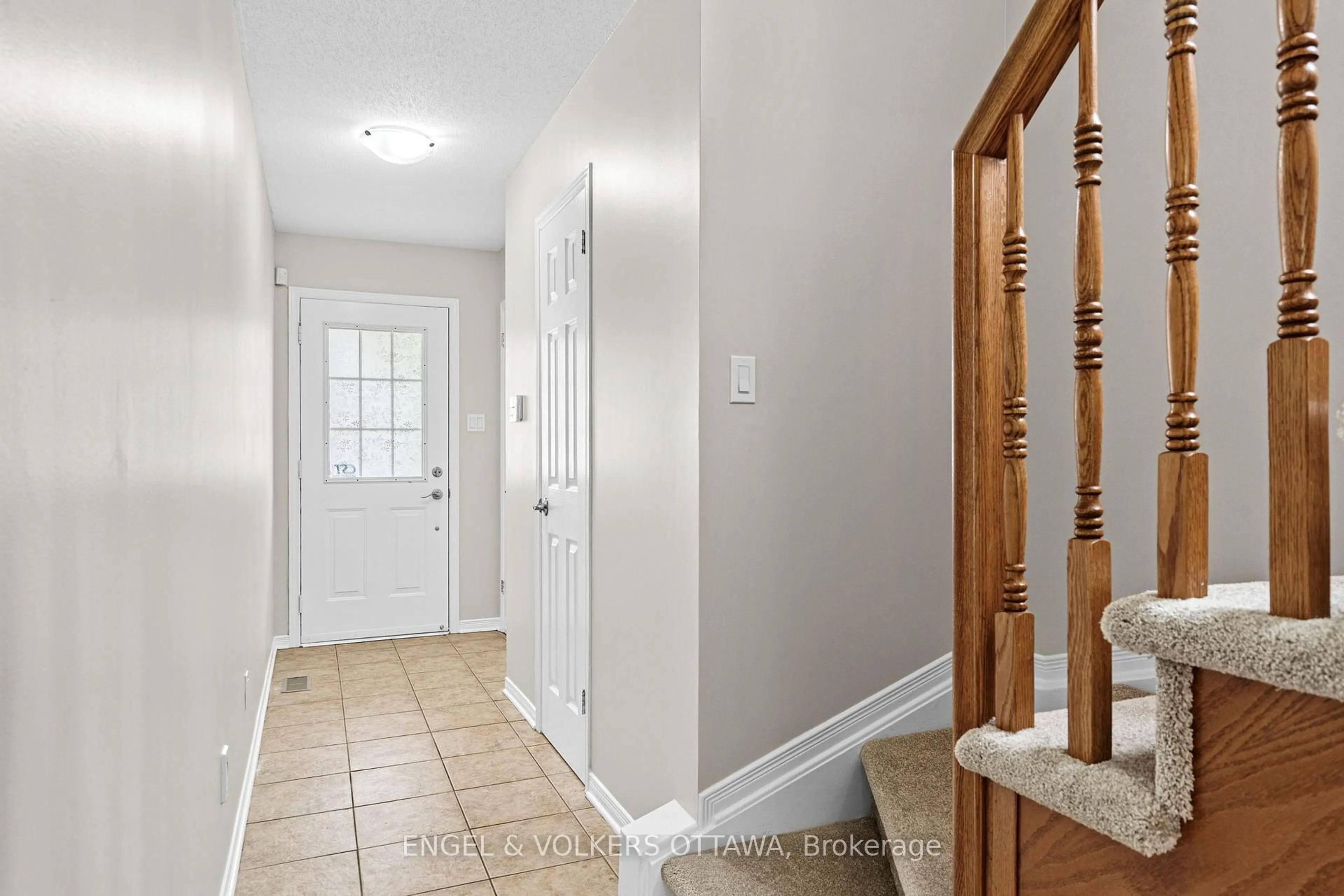 Indoor entryway for 90 Edenvale Dr #260, Kanata Ontario K2K 3N8