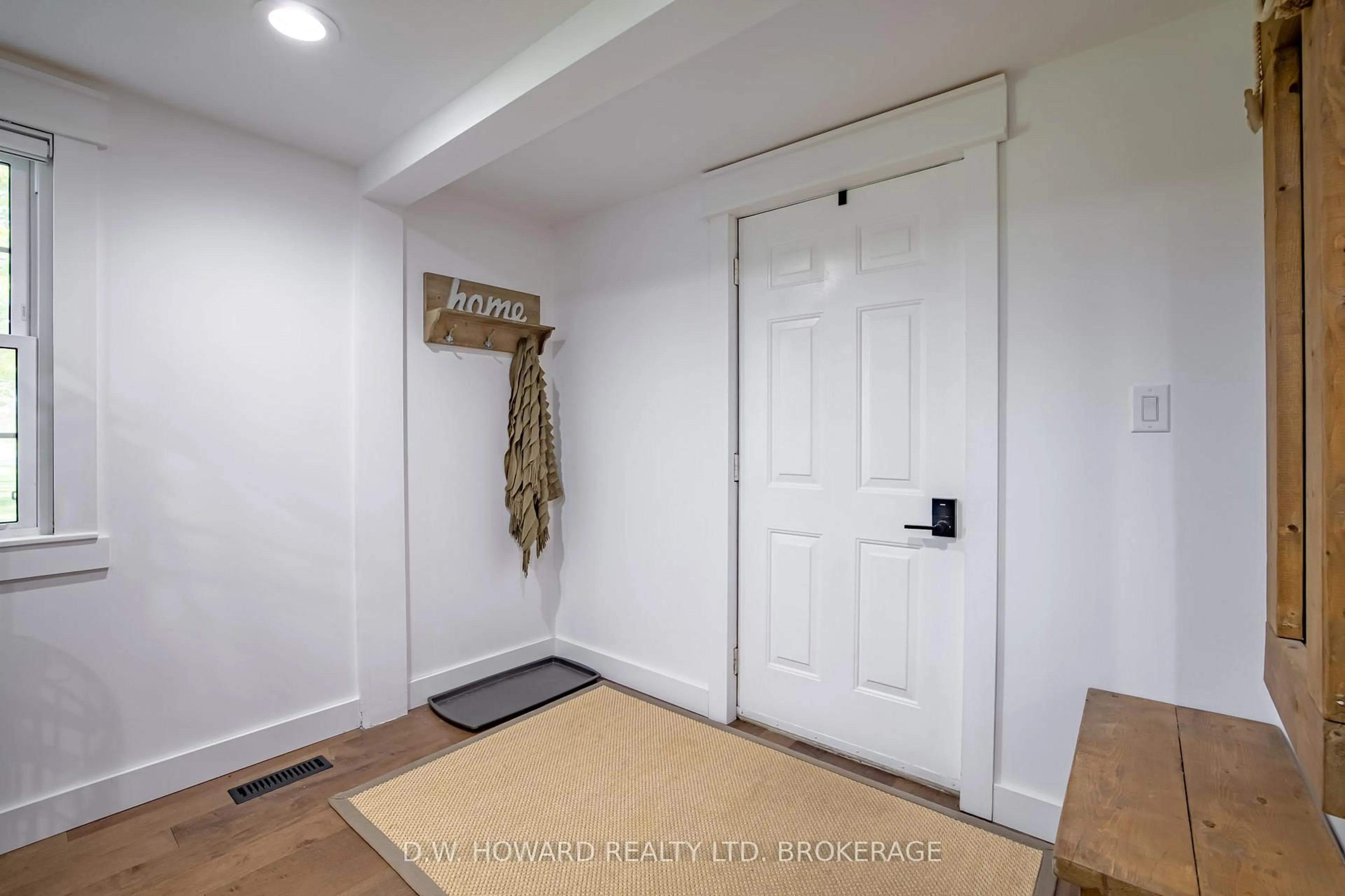 Indoor entryway for 972 Silver Bay Rd, Port Colborne Ontario L3K 5V3