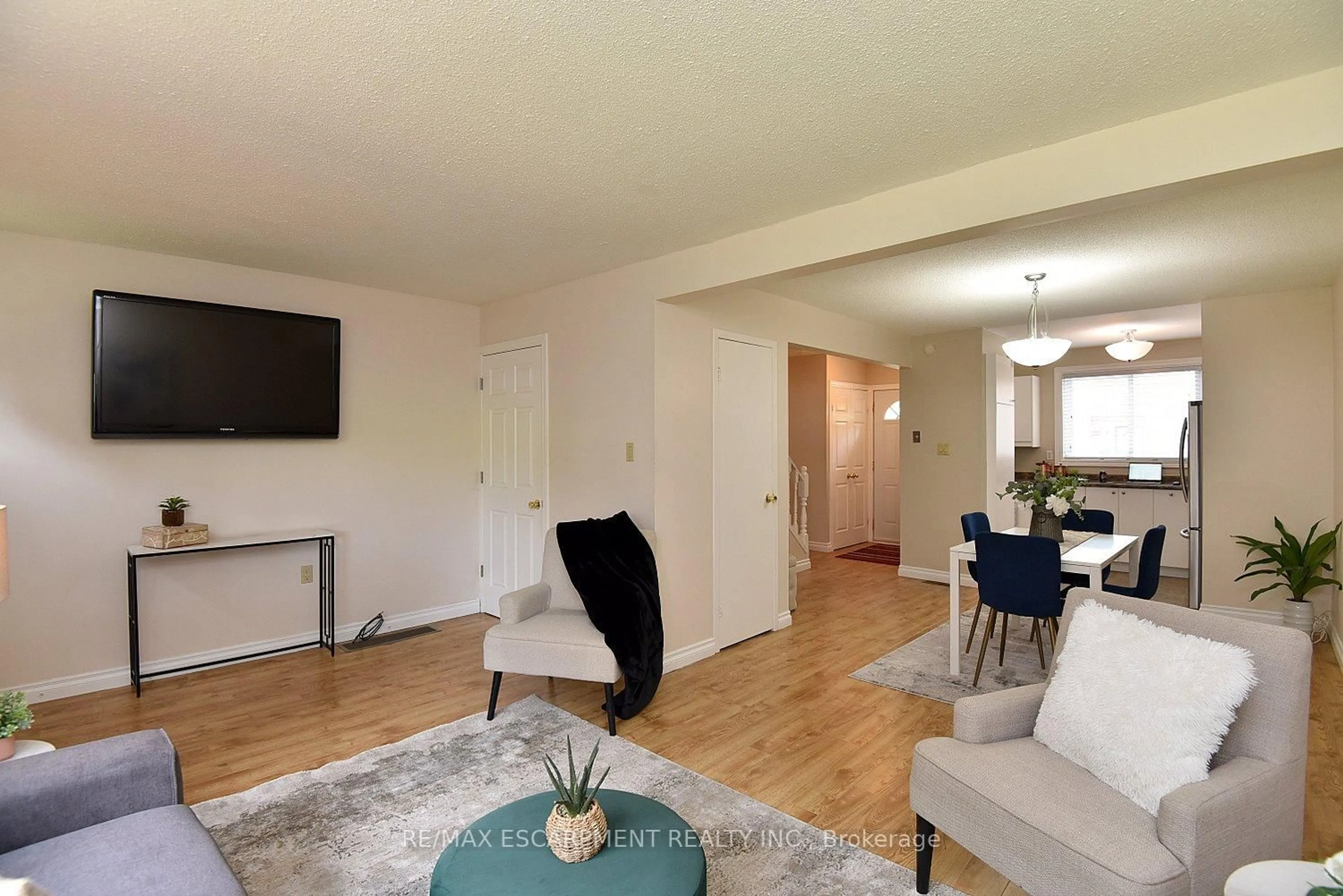 Living room with furniture, wood/laminate floor for 250 Magnolia Dr #62, Hamilton Ontario L9C 6M3