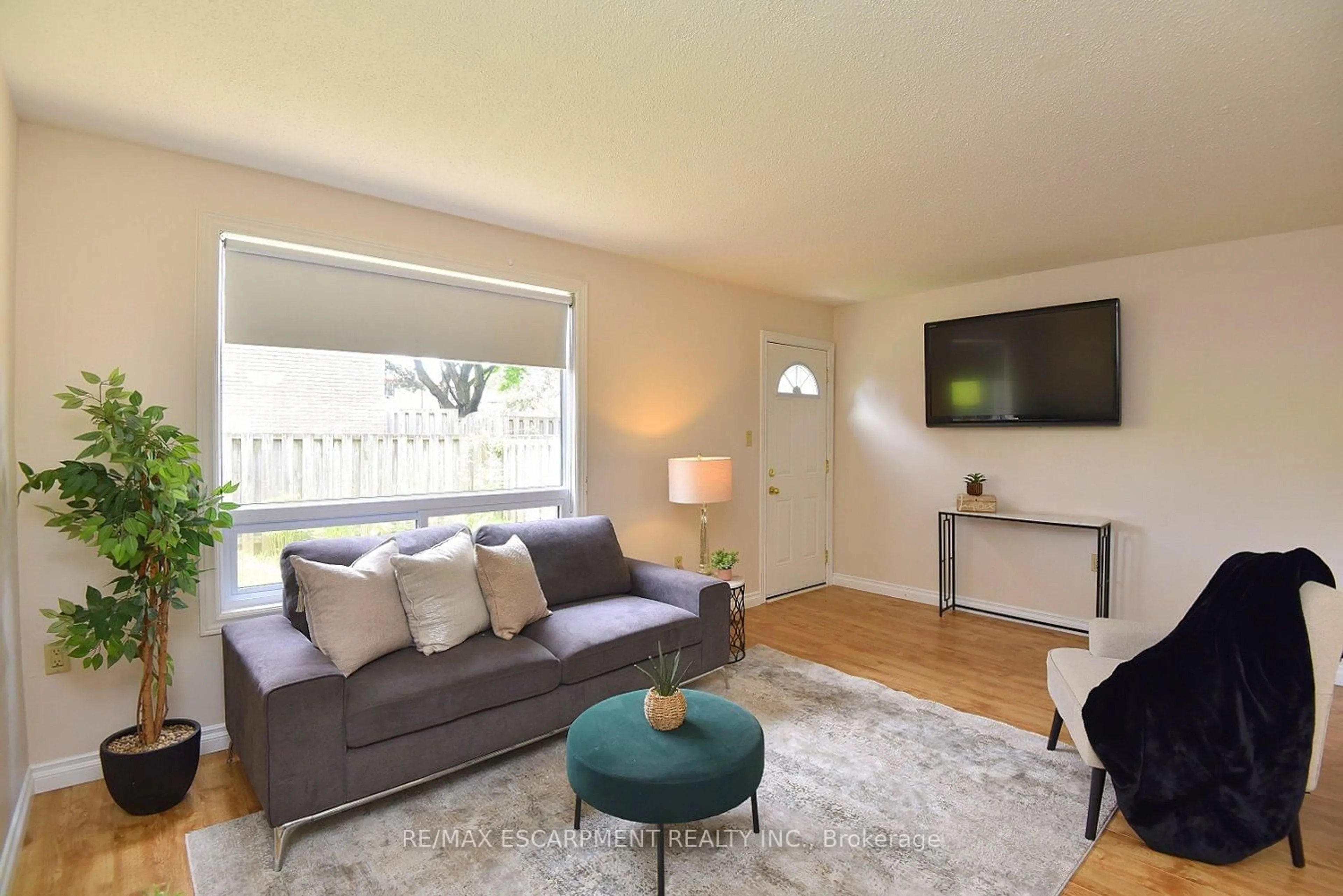 Living room with furniture, wood/laminate floor for 250 Magnolia Dr #62, Hamilton Ontario L9C 6M3