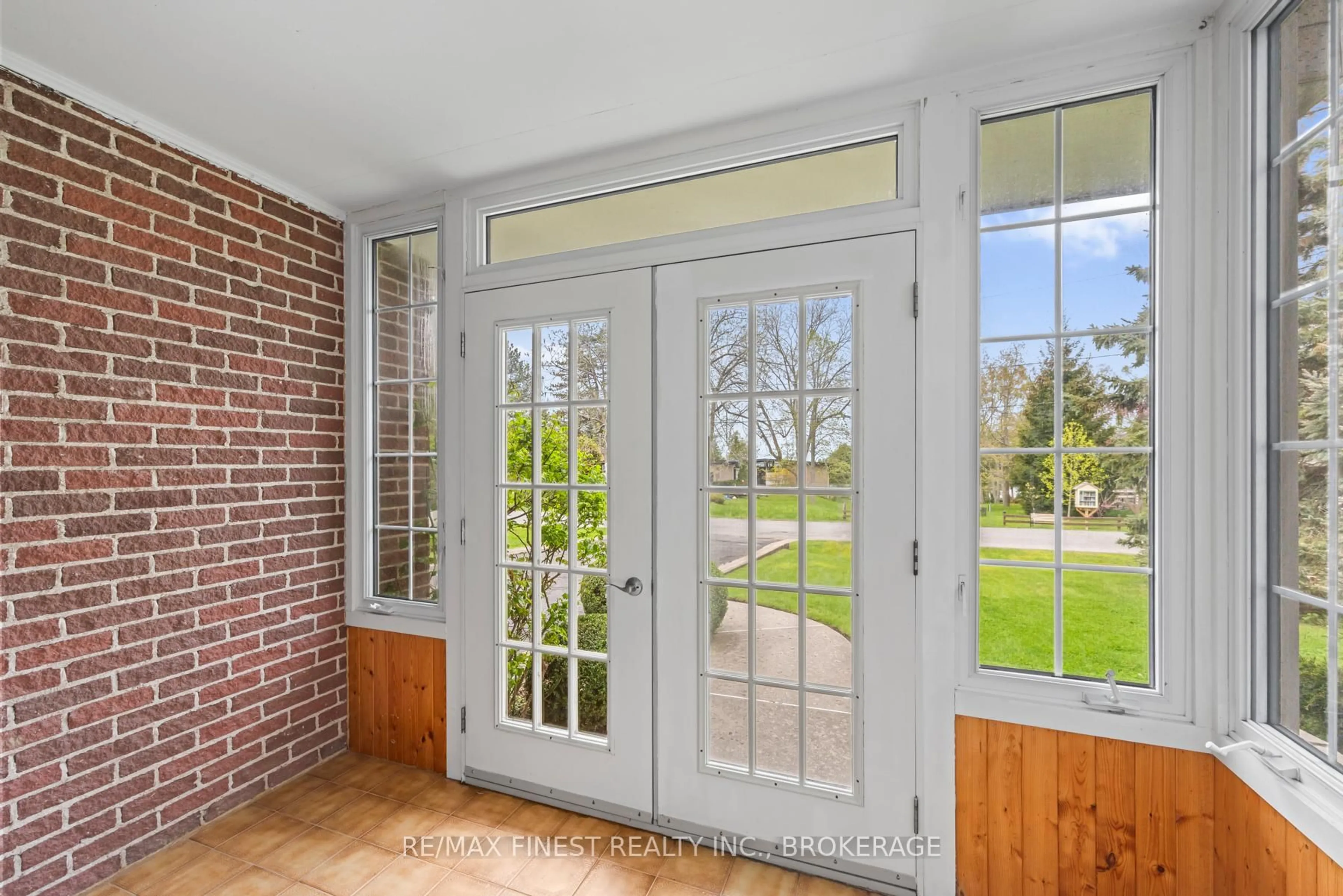Indoor entryway for 38 Lakeland Point Dr, Kingston Ontario K7M 4E7