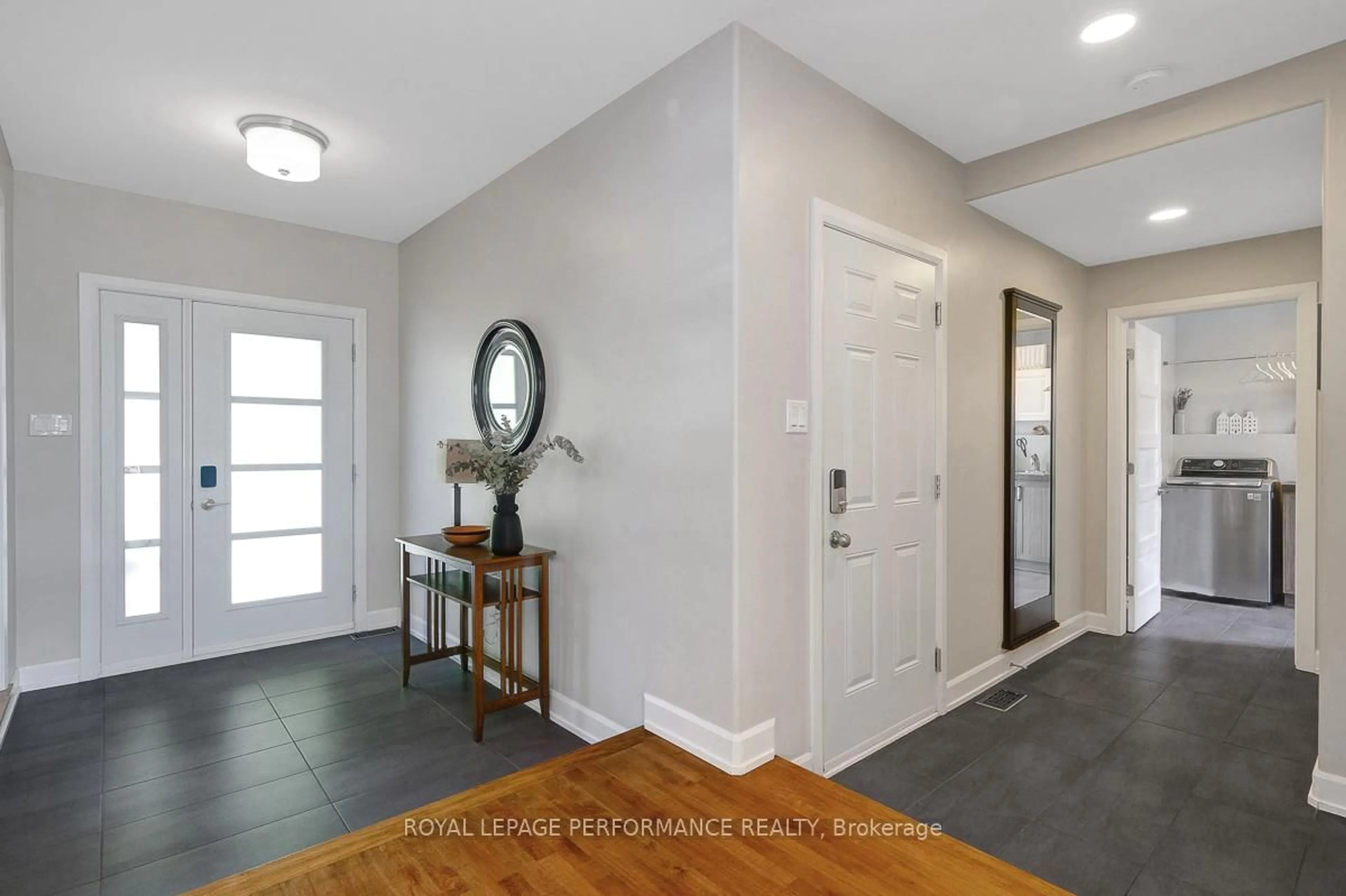 Indoor entryway for 10 Brickyard Dr, Russell Ontario K4R 0B2