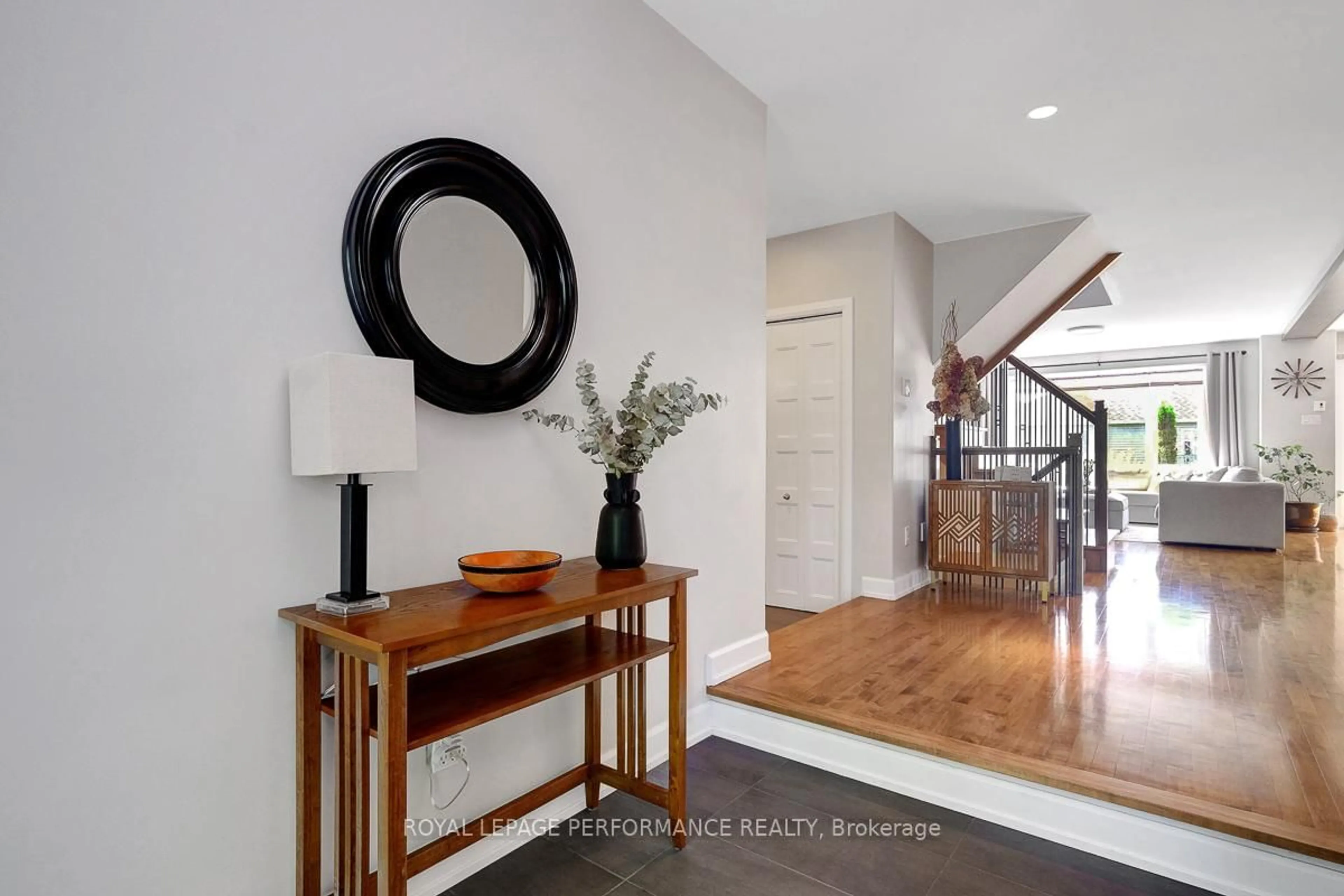 Indoor entryway for 10 Brickyard Dr, Russell Ontario K4R 0B2