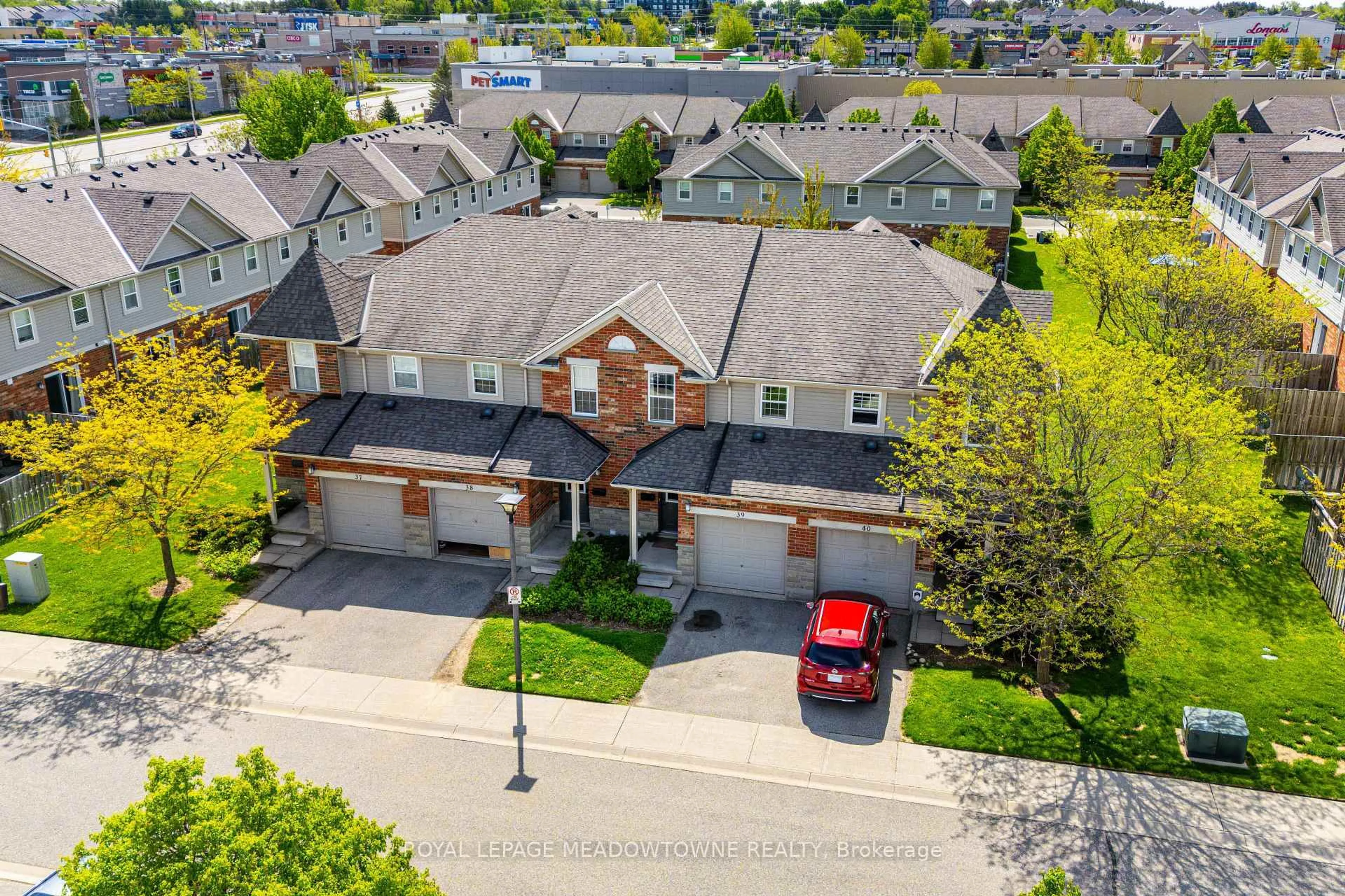 A pic from outside/outdoor area/front of a property/back of a property/a pic from drone, street for 124 Gosling Gdns #39, Guelph Ontario N1G 5K6