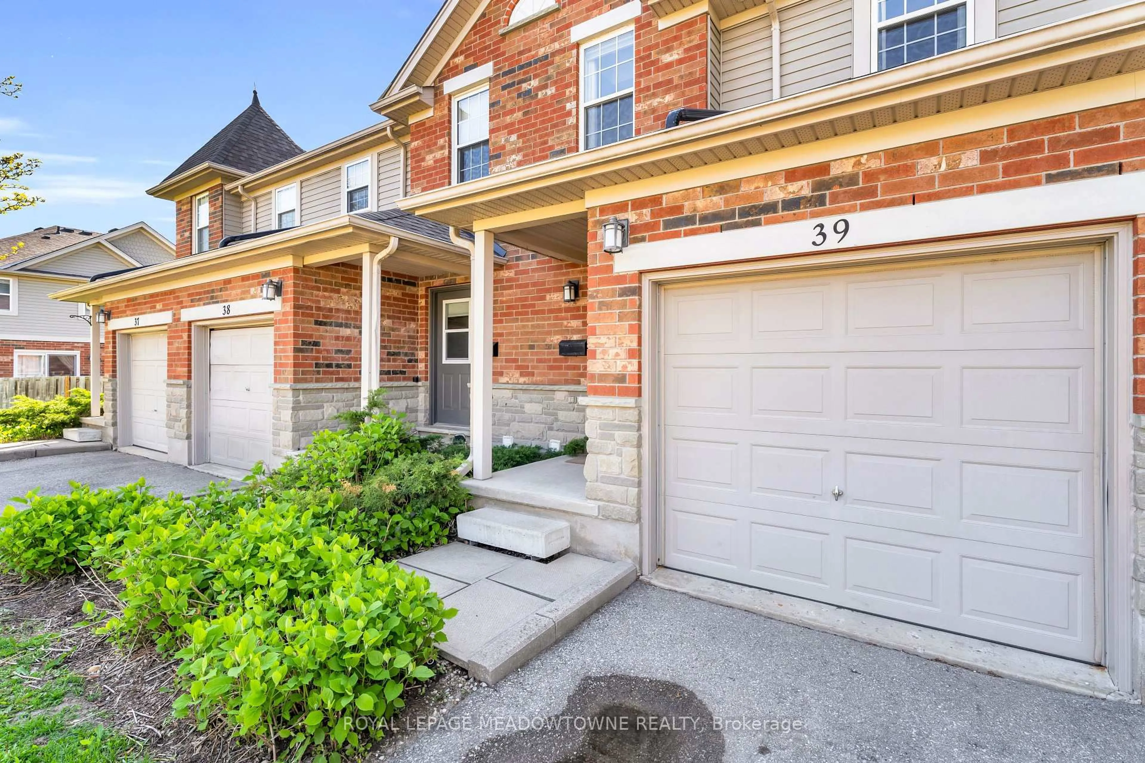 Home with brick exterior material, street for 124 Gosling Gdns #39, Guelph Ontario N1G 5K6