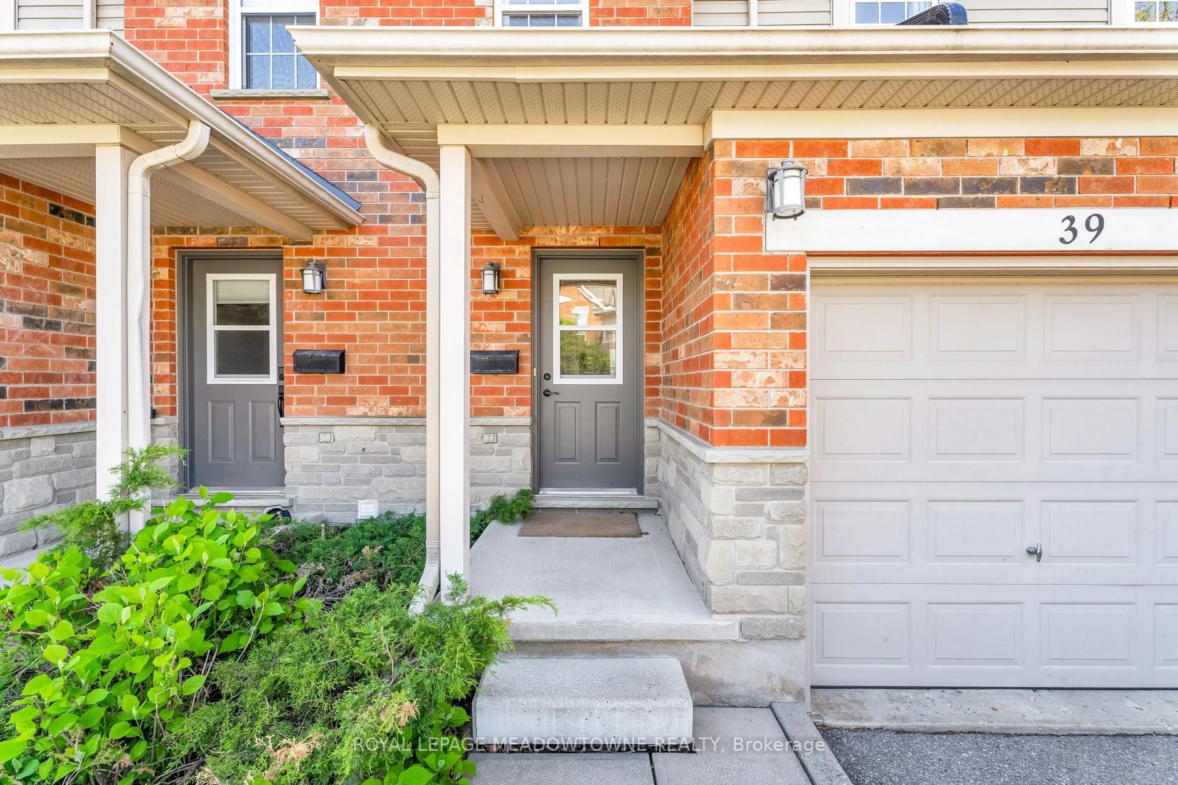 Home with brick exterior material, street for 124 Gosling Gdns #39, Guelph Ontario N1G 5K6