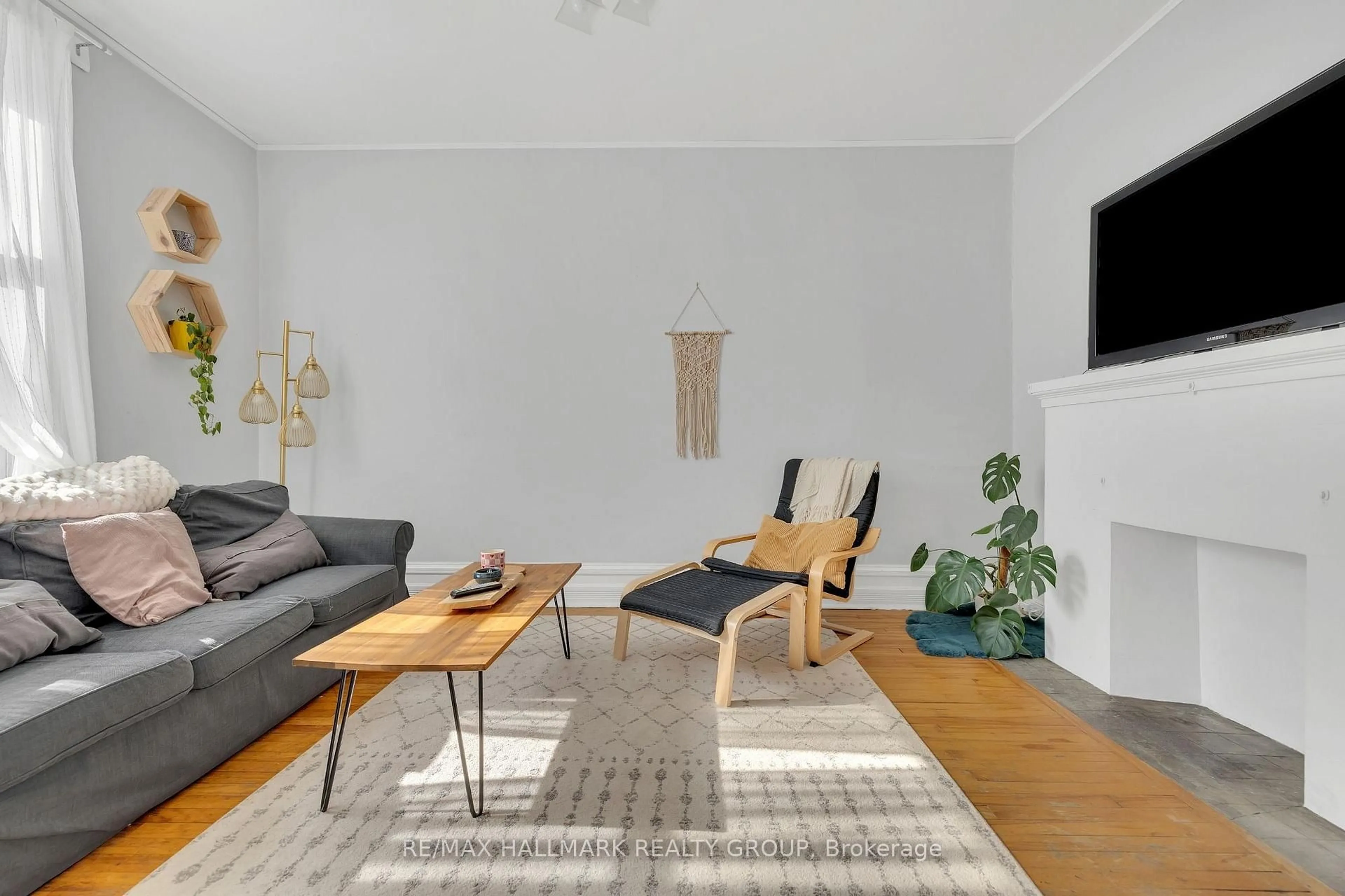 Living room with furniture, unknown for 209 Fifth Ave, Ottawa Ontario K1S 2N1
