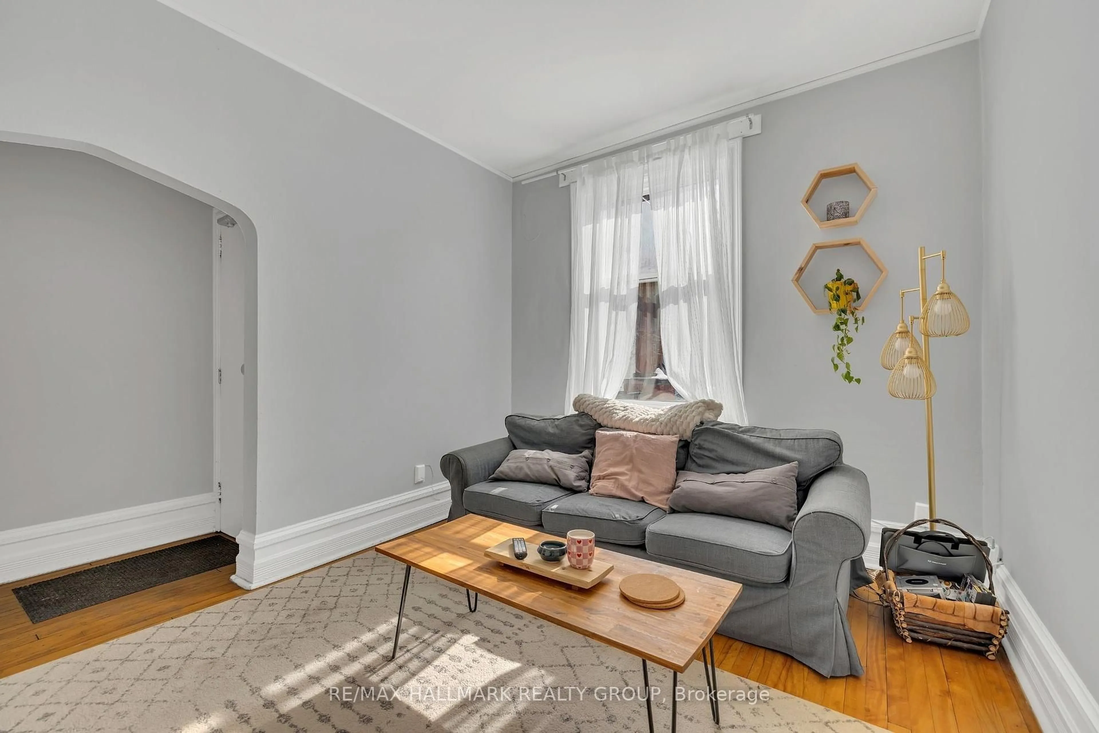 Living room with furniture, unknown for 209 Fifth Ave, Ottawa Ontario K1S 2N1