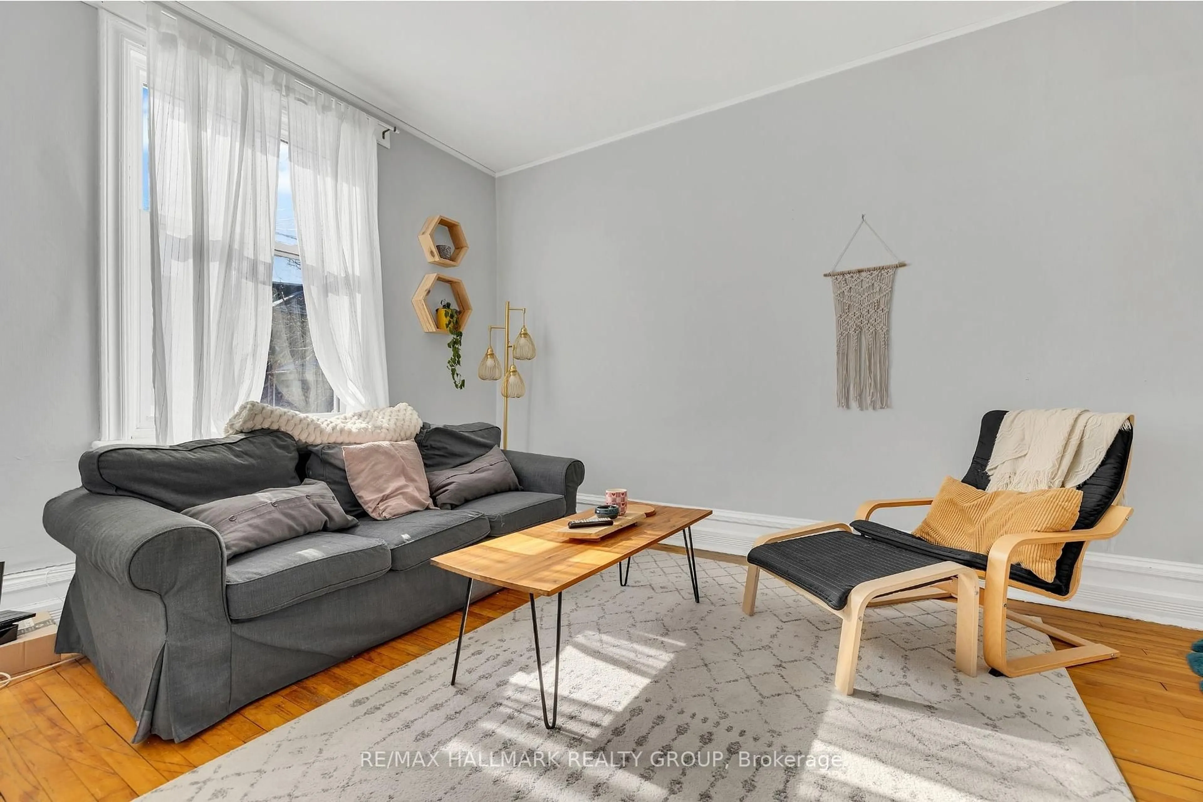 Living room with furniture, unknown for 209 Fifth Ave, Ottawa Ontario K1S 2N1