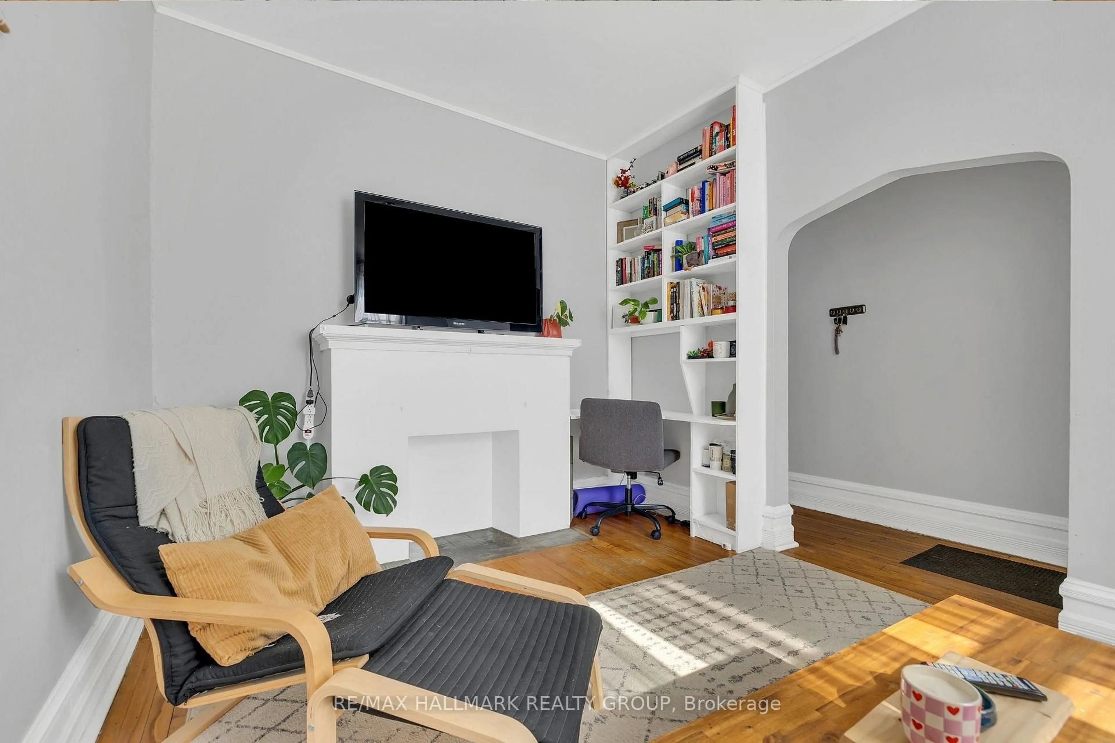 Living room with furniture, unknown for 209 Fifth Ave, Ottawa Ontario K1S 2N1