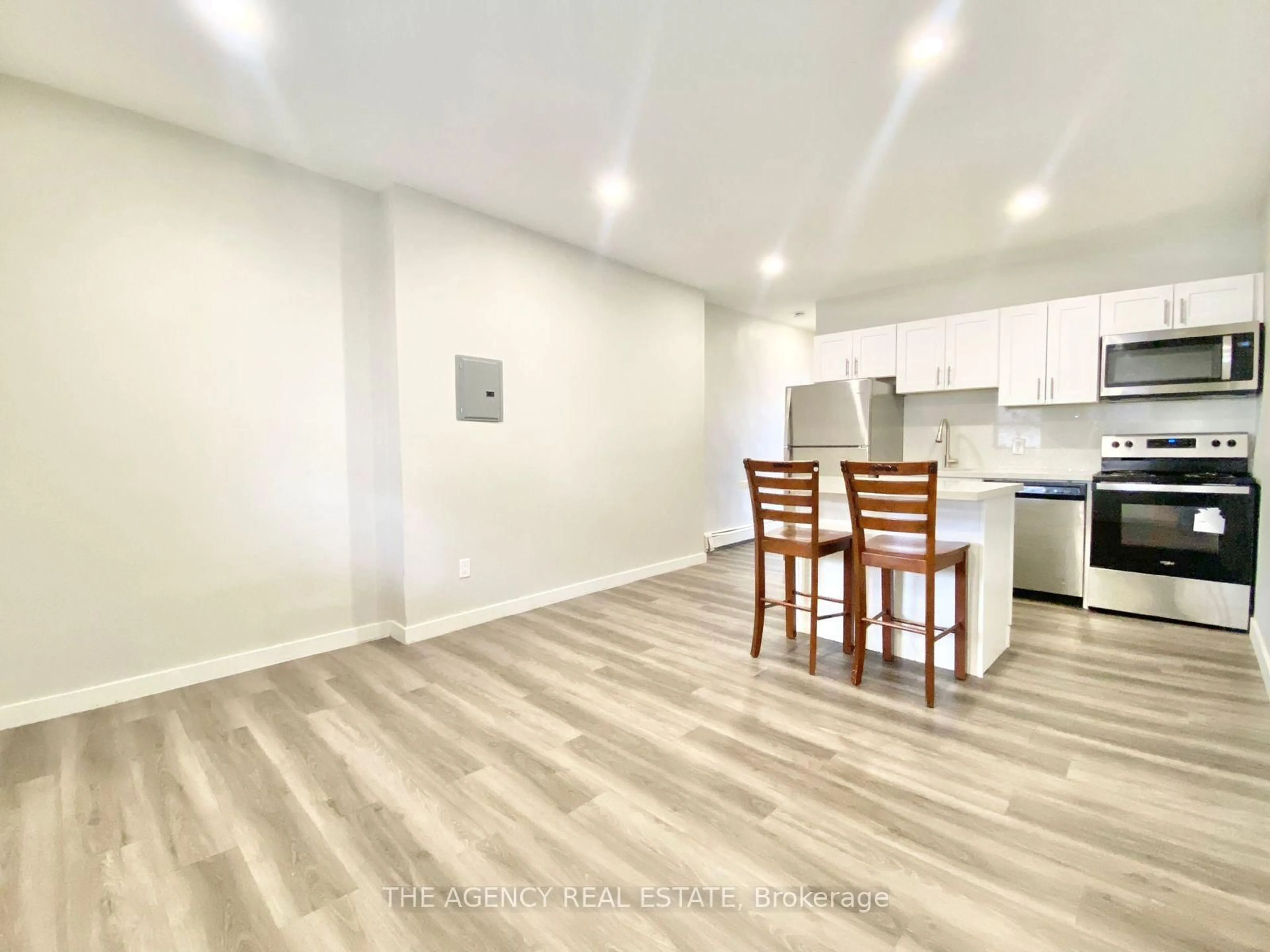 A pic of a room for 983 Barton St, Hamilton Ontario L8L 3C8