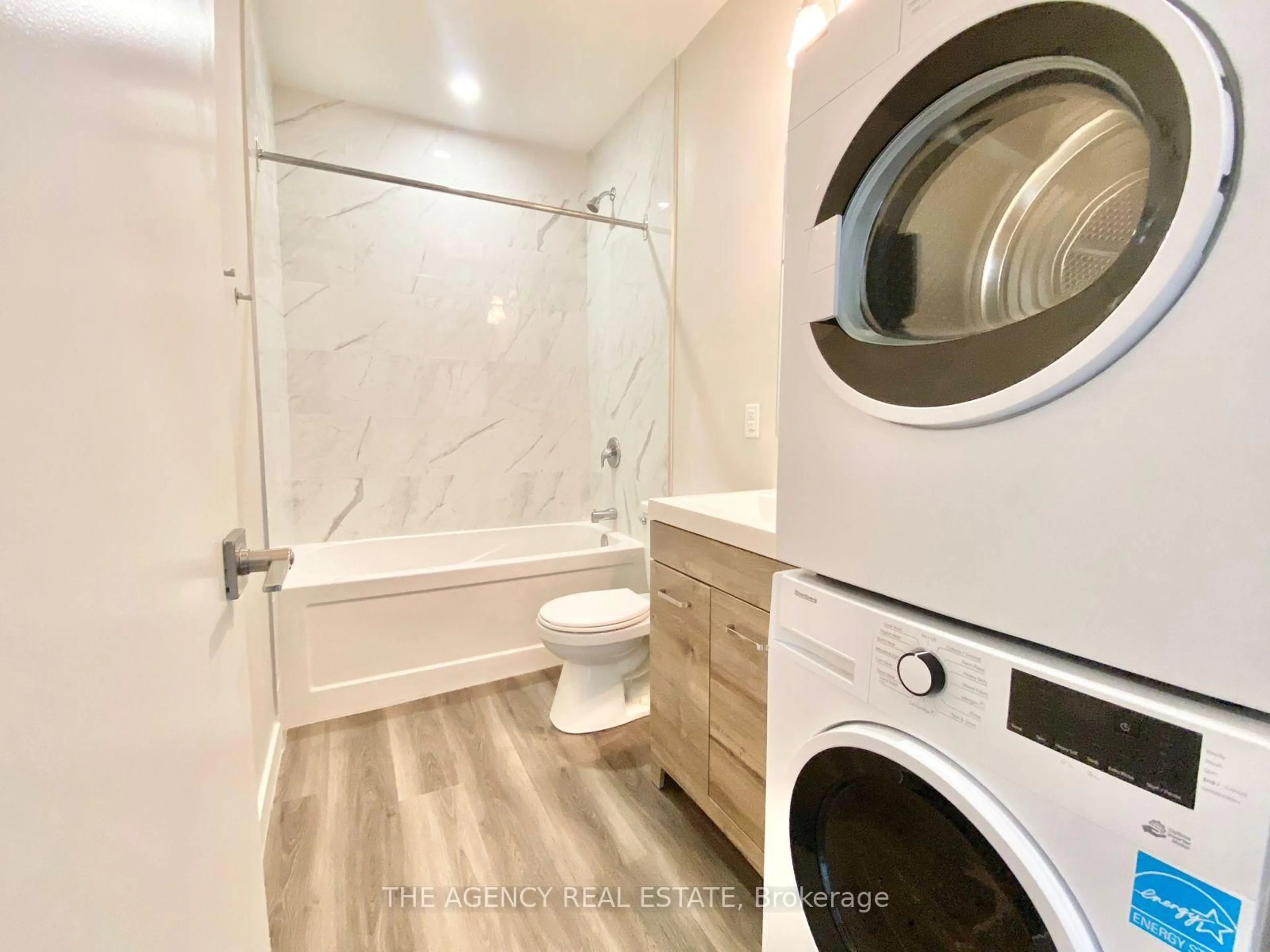 Standard bathroom, unknown for 983 Barton St, Hamilton Ontario L8L 3C8