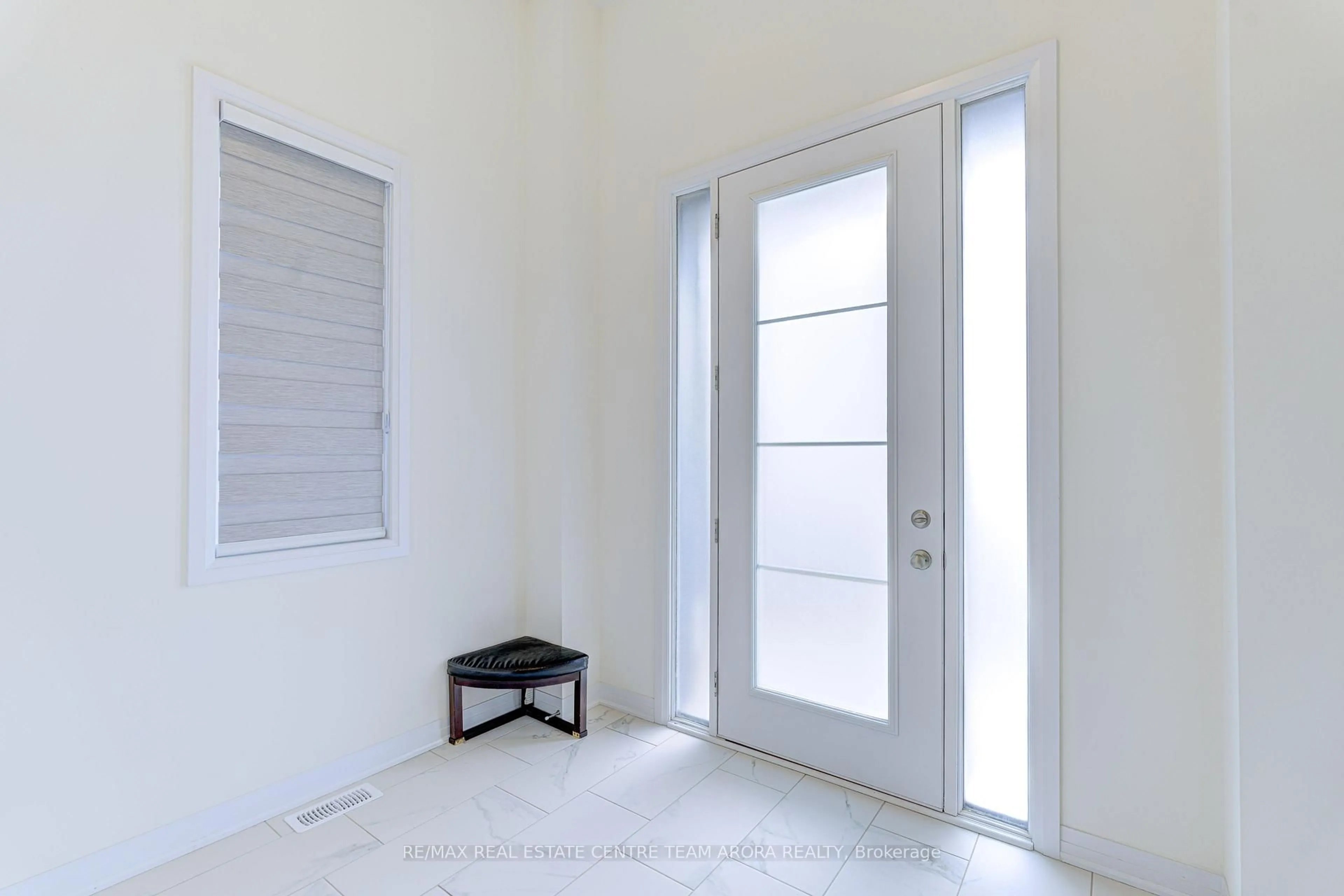 Indoor entryway for 16 Tyler Ave, Erin Ontario N0B 1T0