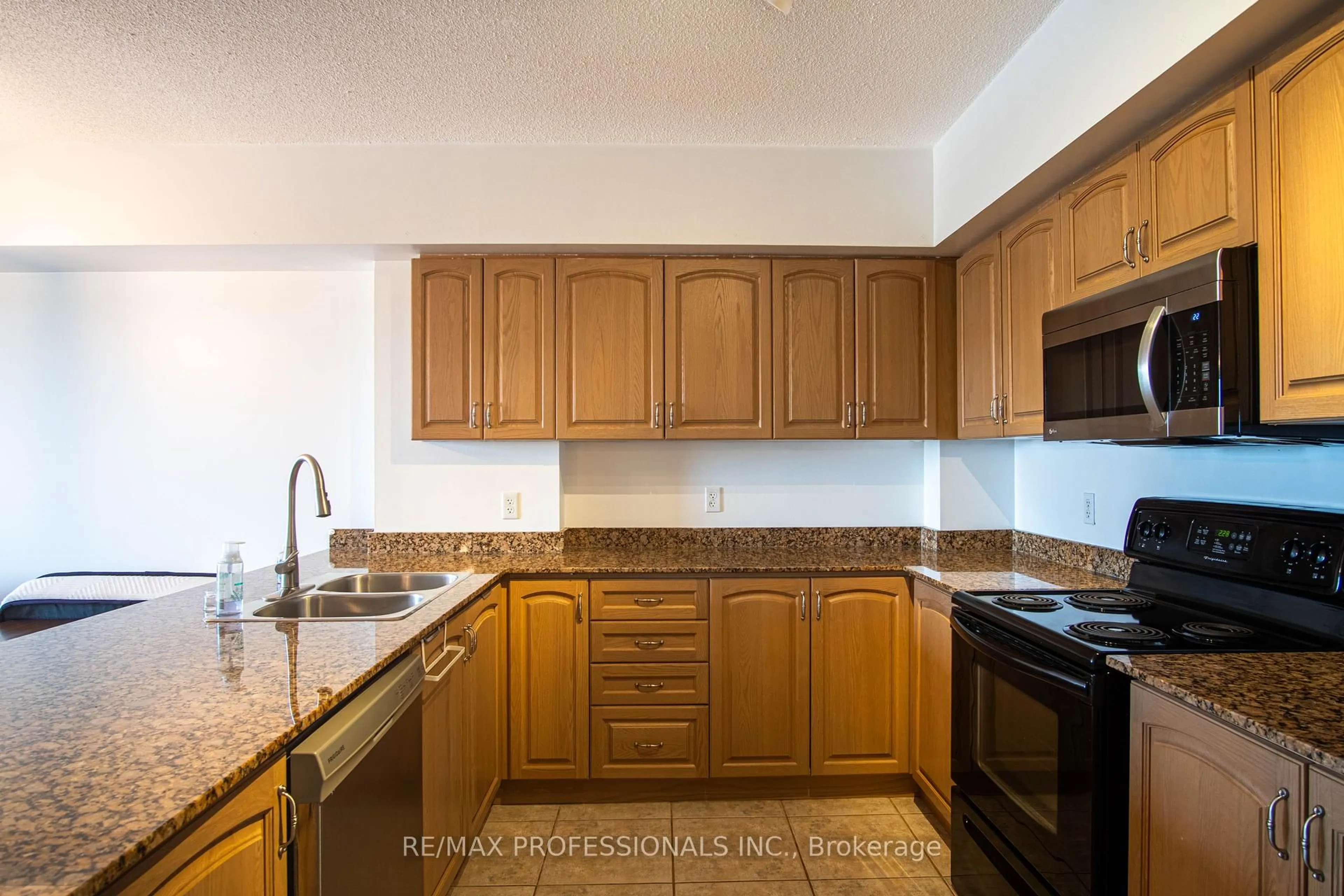 Standard kitchen, ceramic/tile floor for 47 Caroline St #502, Hamilton Ontario L8R 2R6