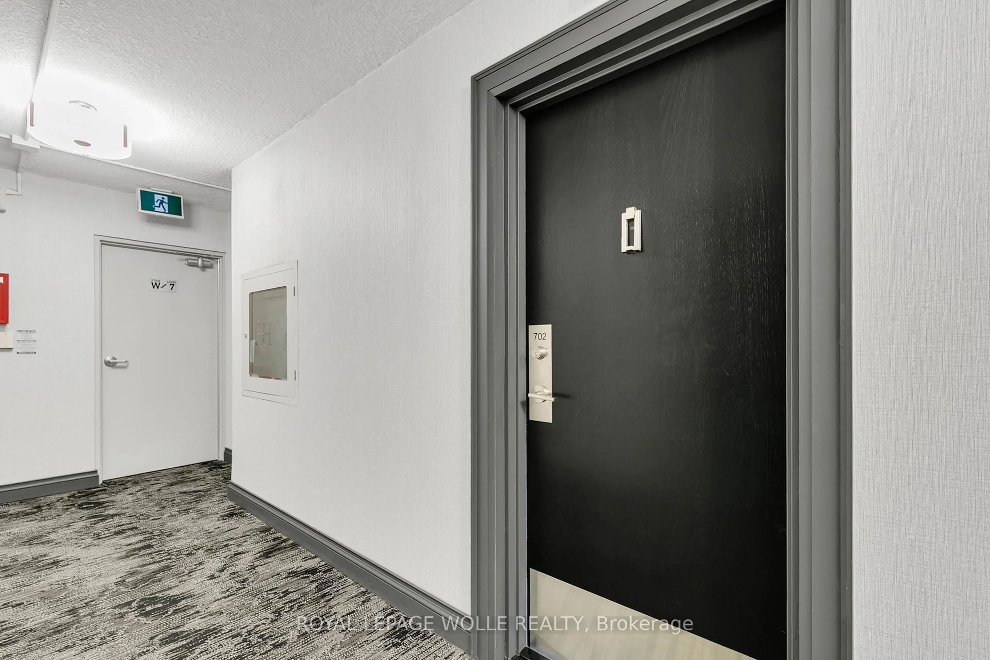 Indoor foyer for 81 Church St #702, Kitchener Ontario N2G 4M1