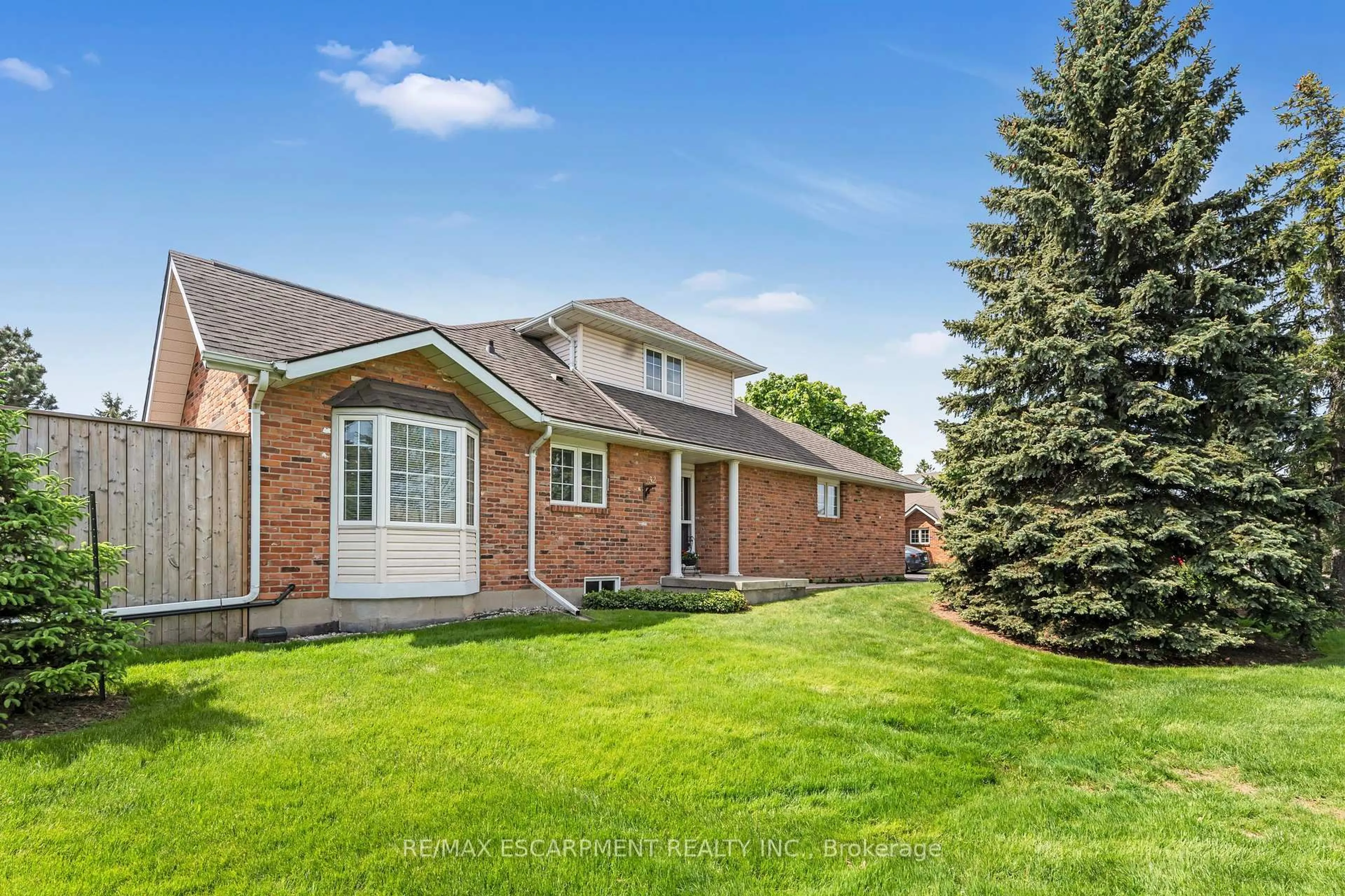 Home with brick exterior material, street for 810 Golf Links Rd #32, Hamilton Ontario L9K 1J7