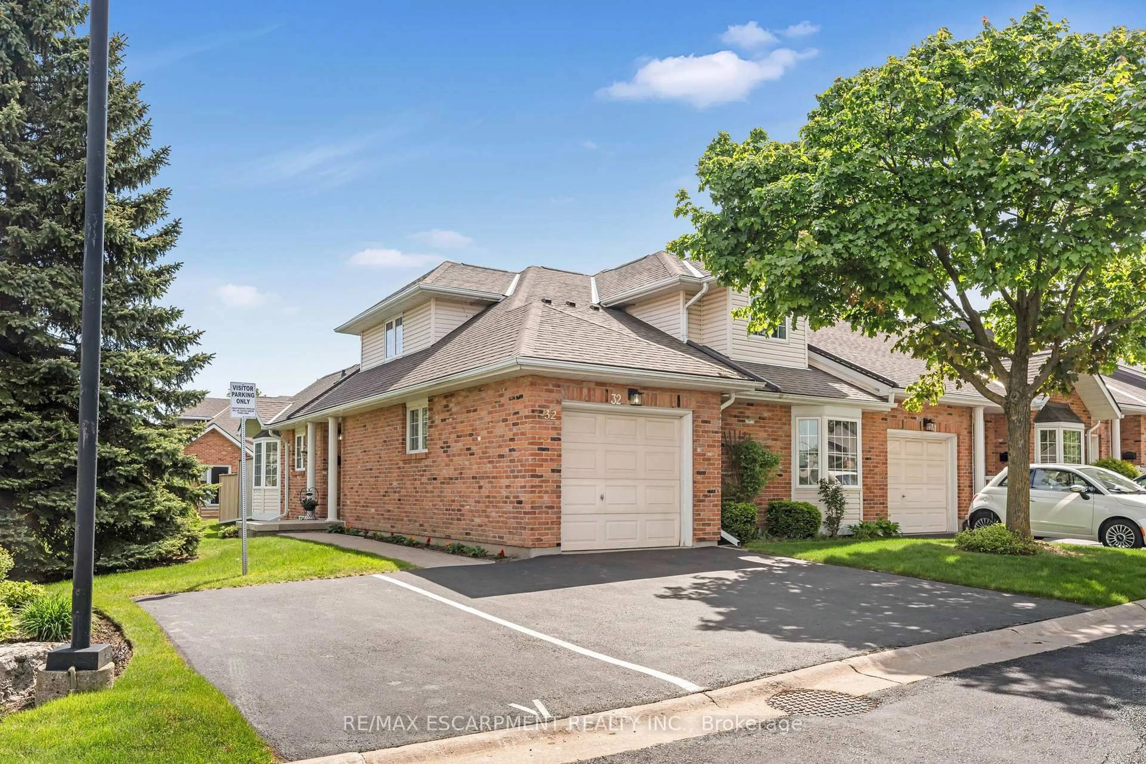 A pic from outside/outdoor area/front of a property/back of a property/a pic from drone, street for 810 Golf Links Rd #32, Hamilton Ontario L9K 1J7