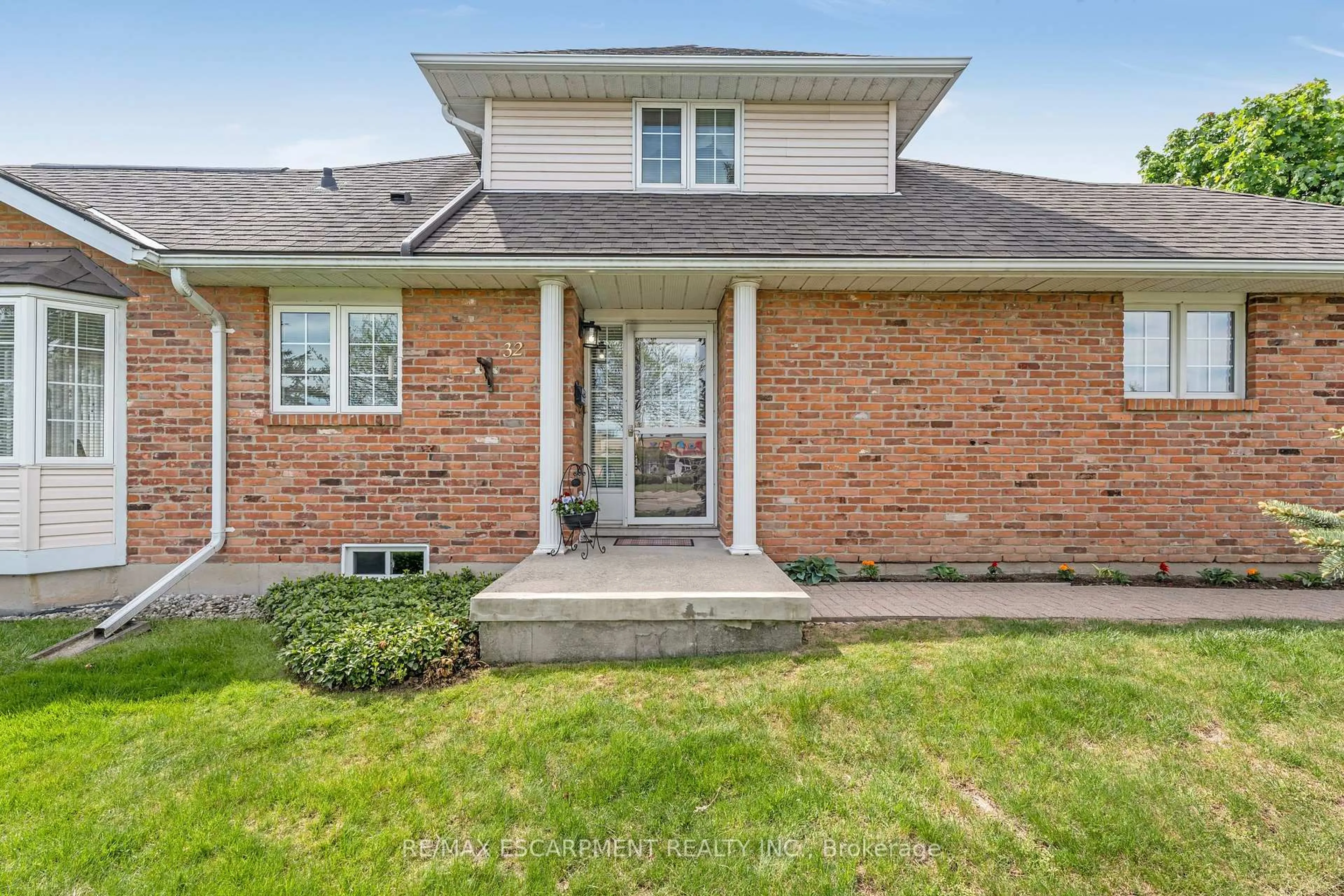Home with brick exterior material, street for 810 Golf Links Rd #32, Hamilton Ontario L9K 1J7