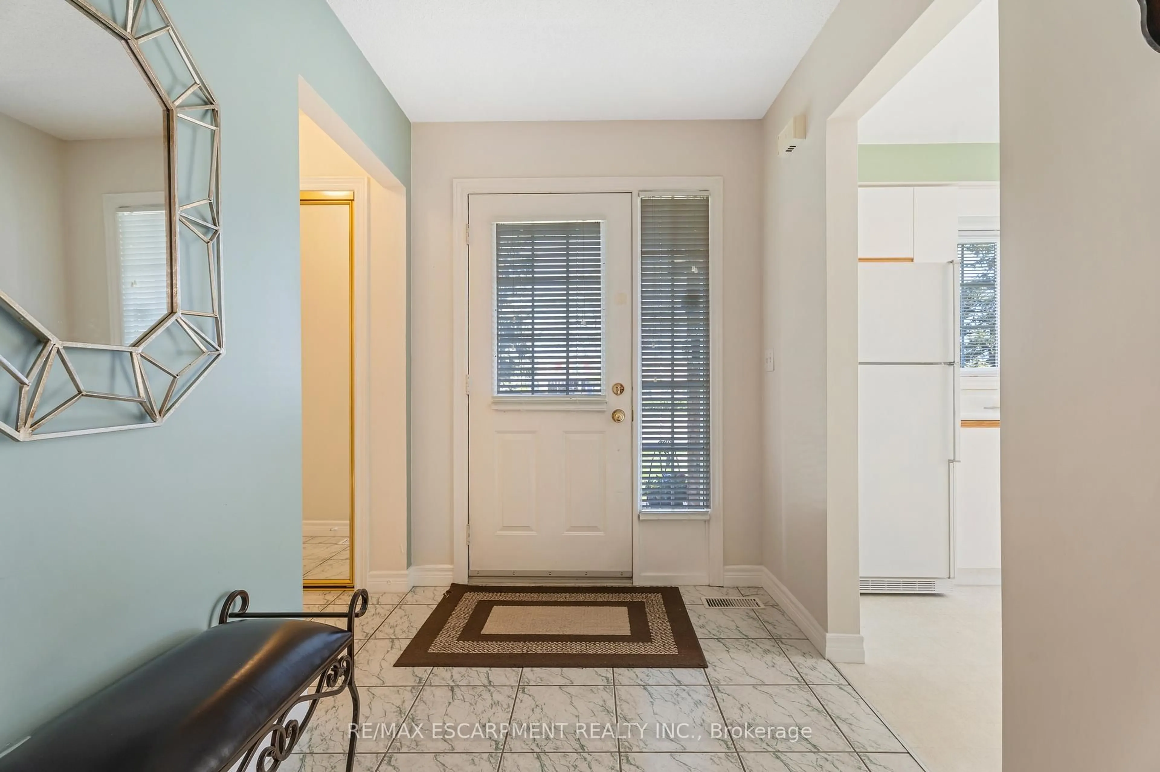 Indoor entryway for 810 Golf Links Rd #32, Hamilton Ontario L9K 1J7