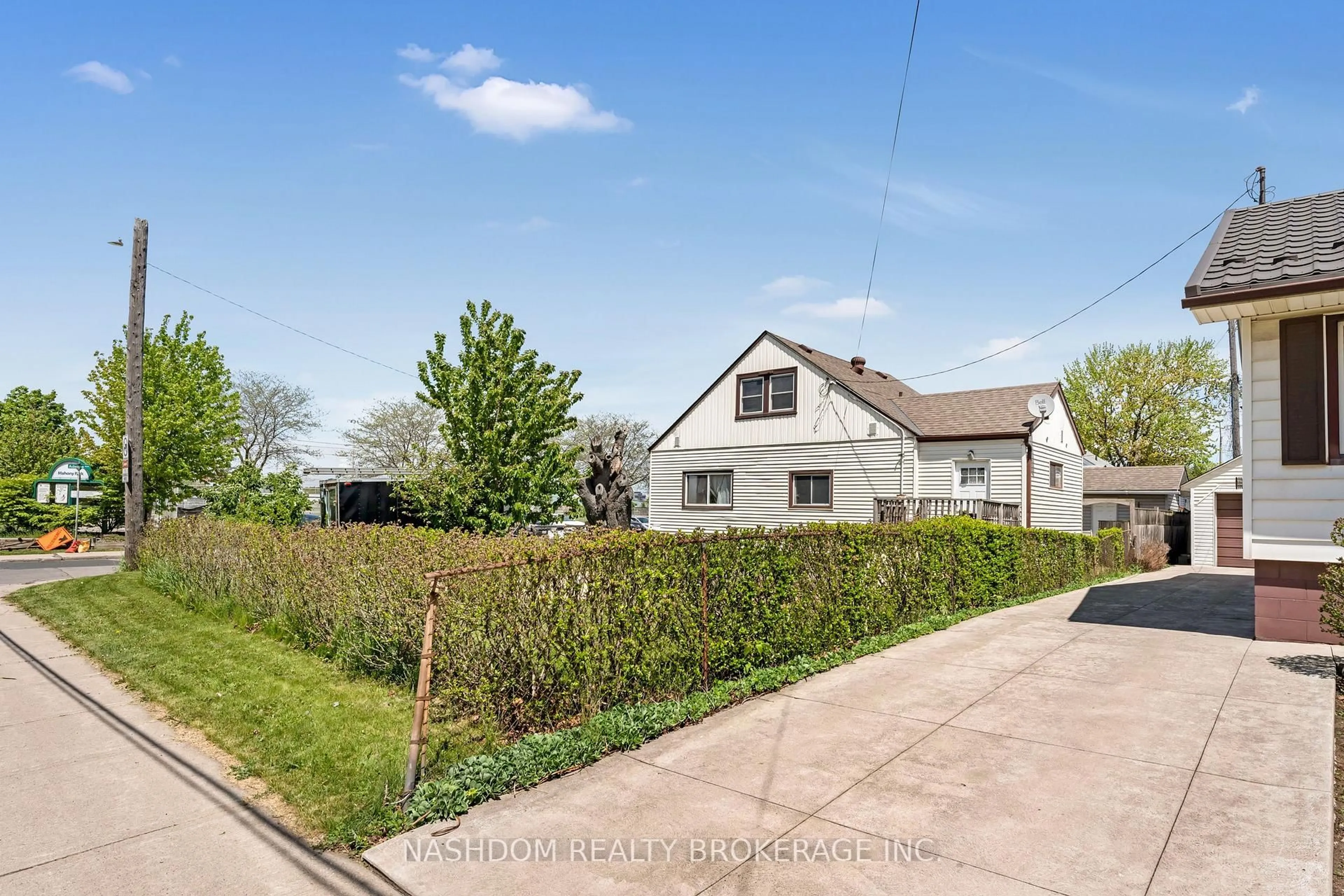 A pic from outside/outdoor area/front of a property/back of a property/a pic from drone, street for 306 Adeline Ave, Hamilton Ontario L8H 5V4