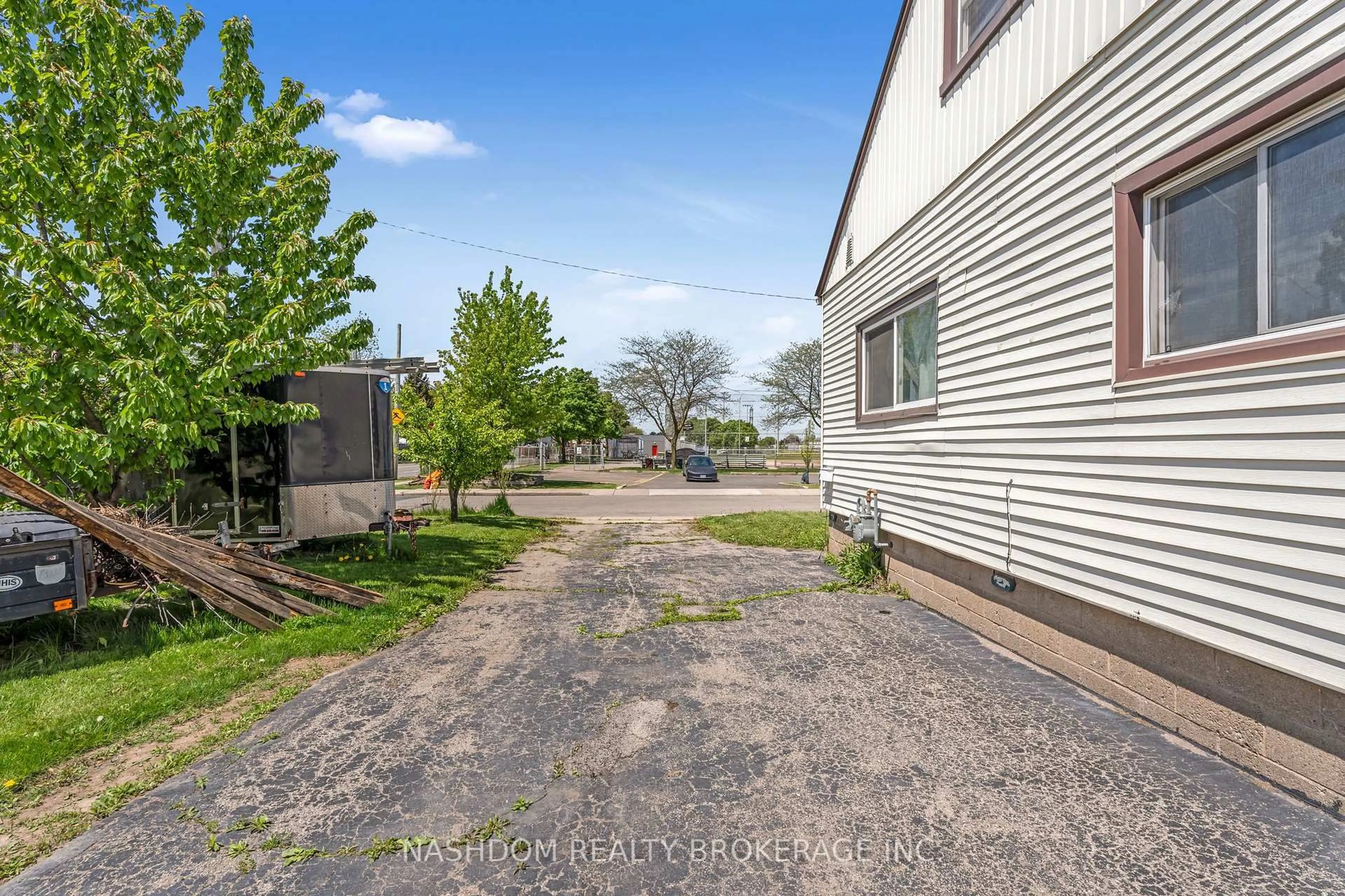 A pic from outside/outdoor area/front of a property/back of a property/a pic from drone, street for 306 Adeline Ave, Hamilton Ontario L8H 5V4
